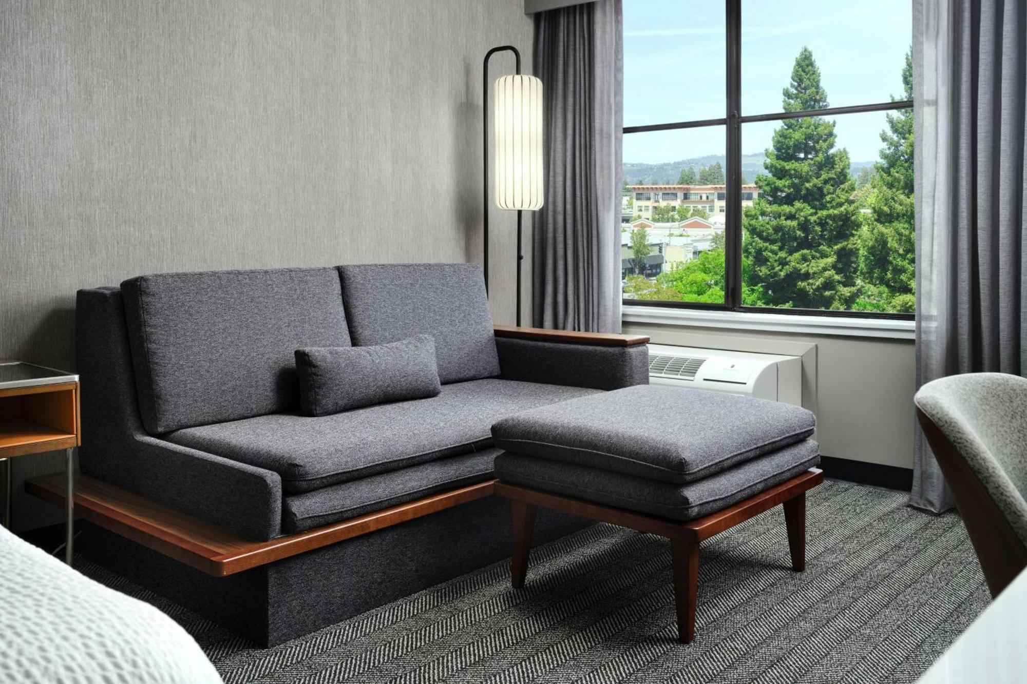 Geräumiges Zimmer mit Kingsize-Bett