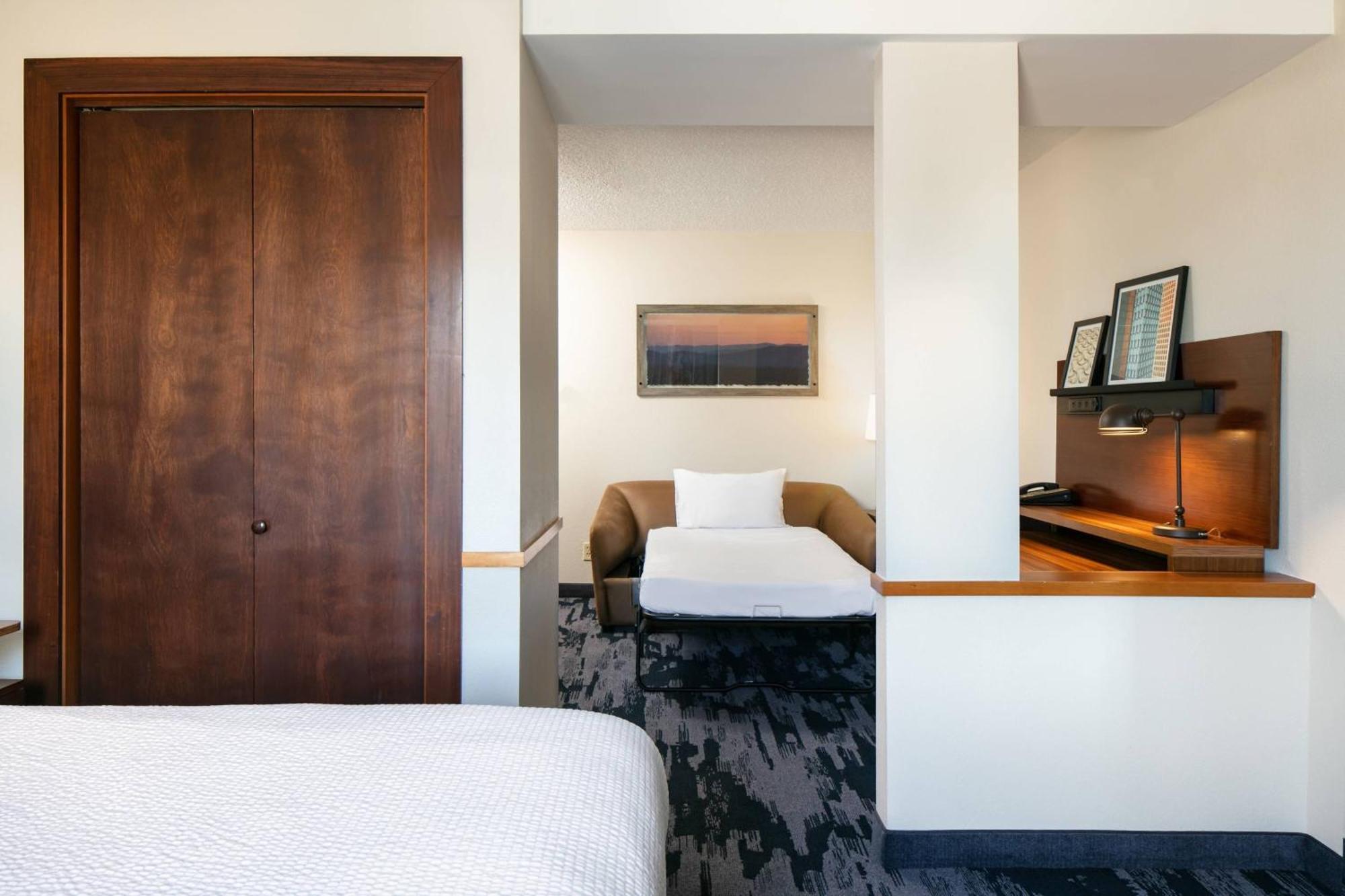 Zimmer mit Kingsize-Bett und Schlafsofa
