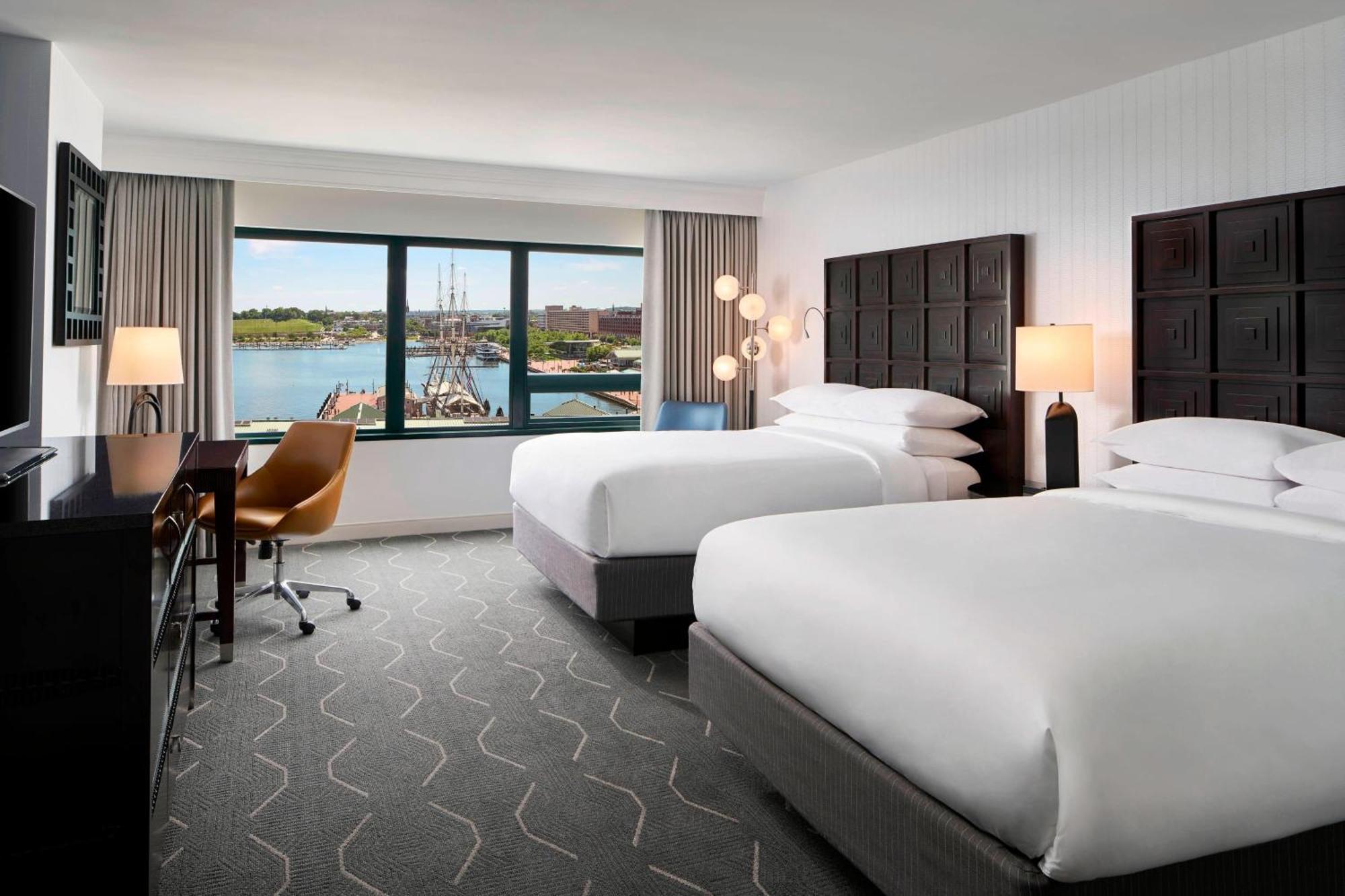 Kamer met 2 Queensize Bedden en Uitzicht op het Water