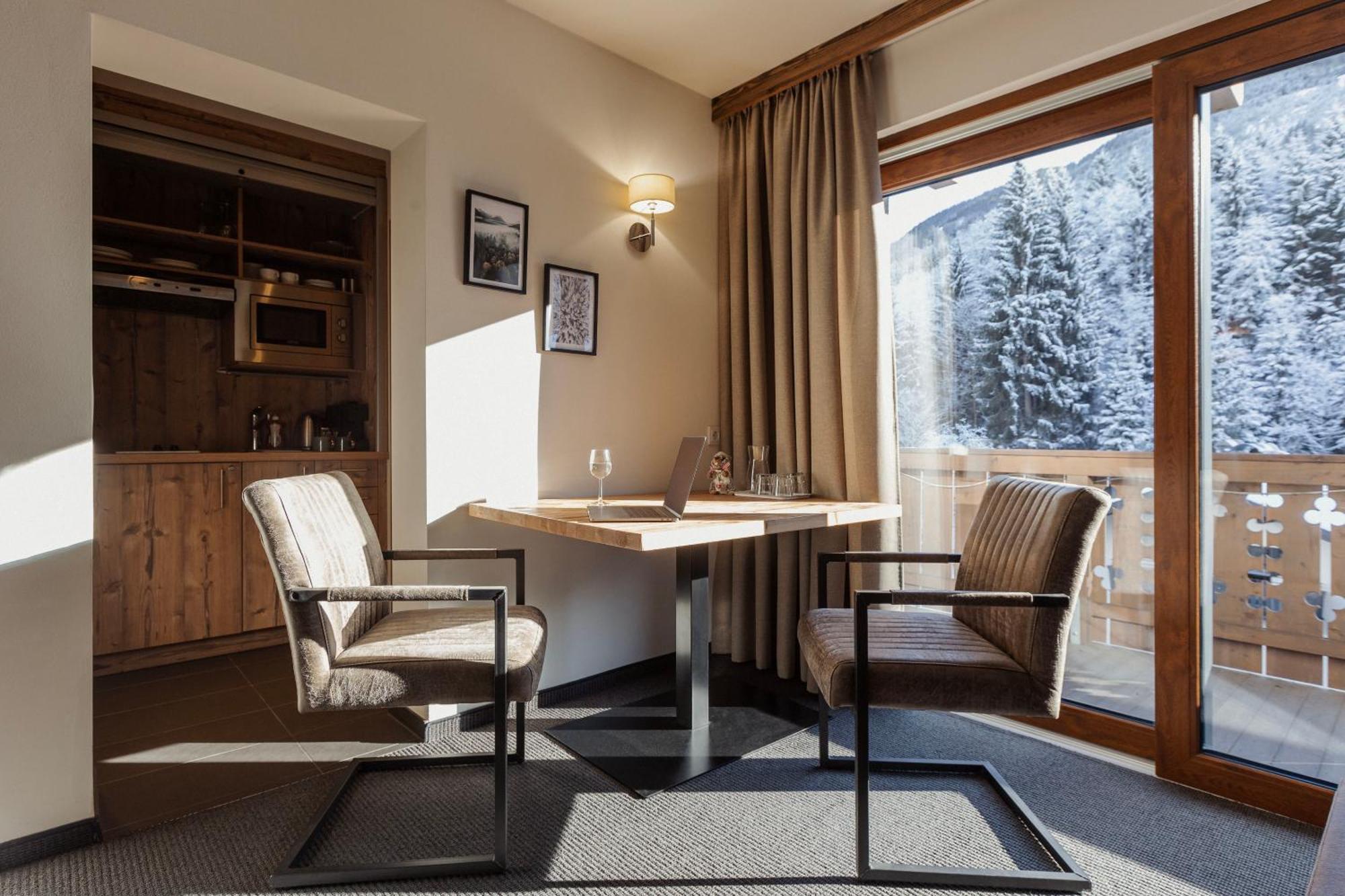 Deluxe Room Kitchenette