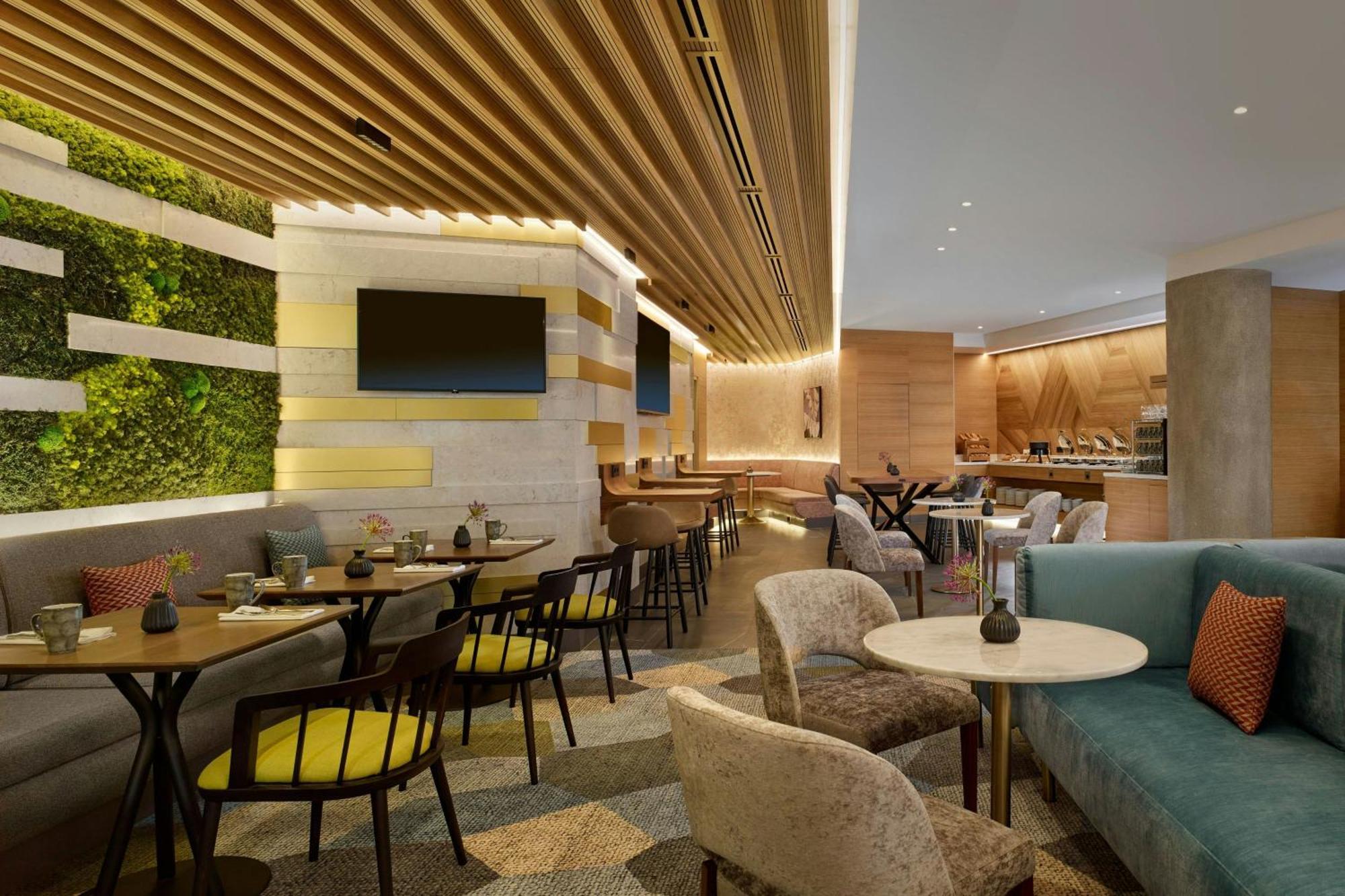 Twin Room Club Lounge Access