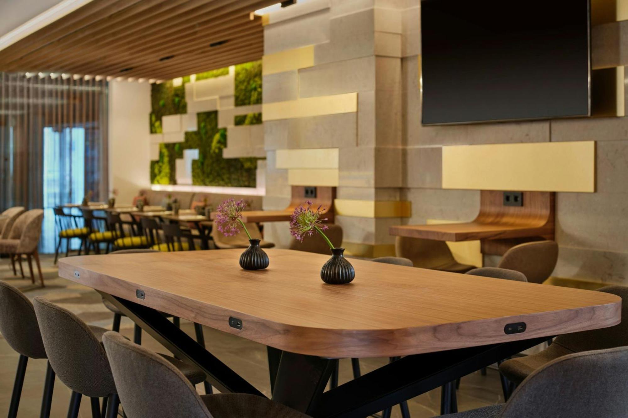 Twin Room Club Lounge Access