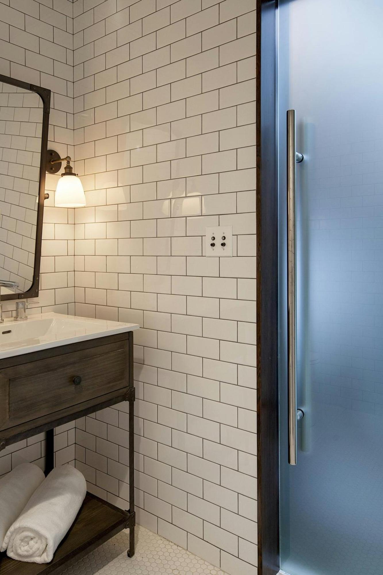 PETITE QUEEN - 135 SQF, Guest room