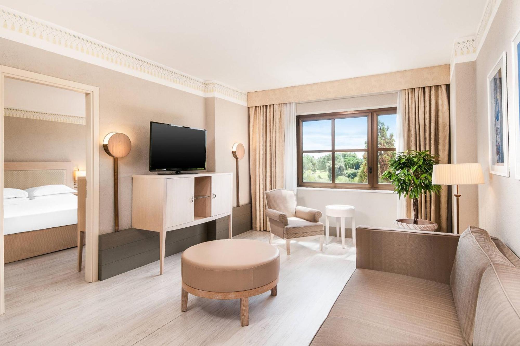One-Bedroom Senior Executive King Suite Garden View,1634396057:JPEG