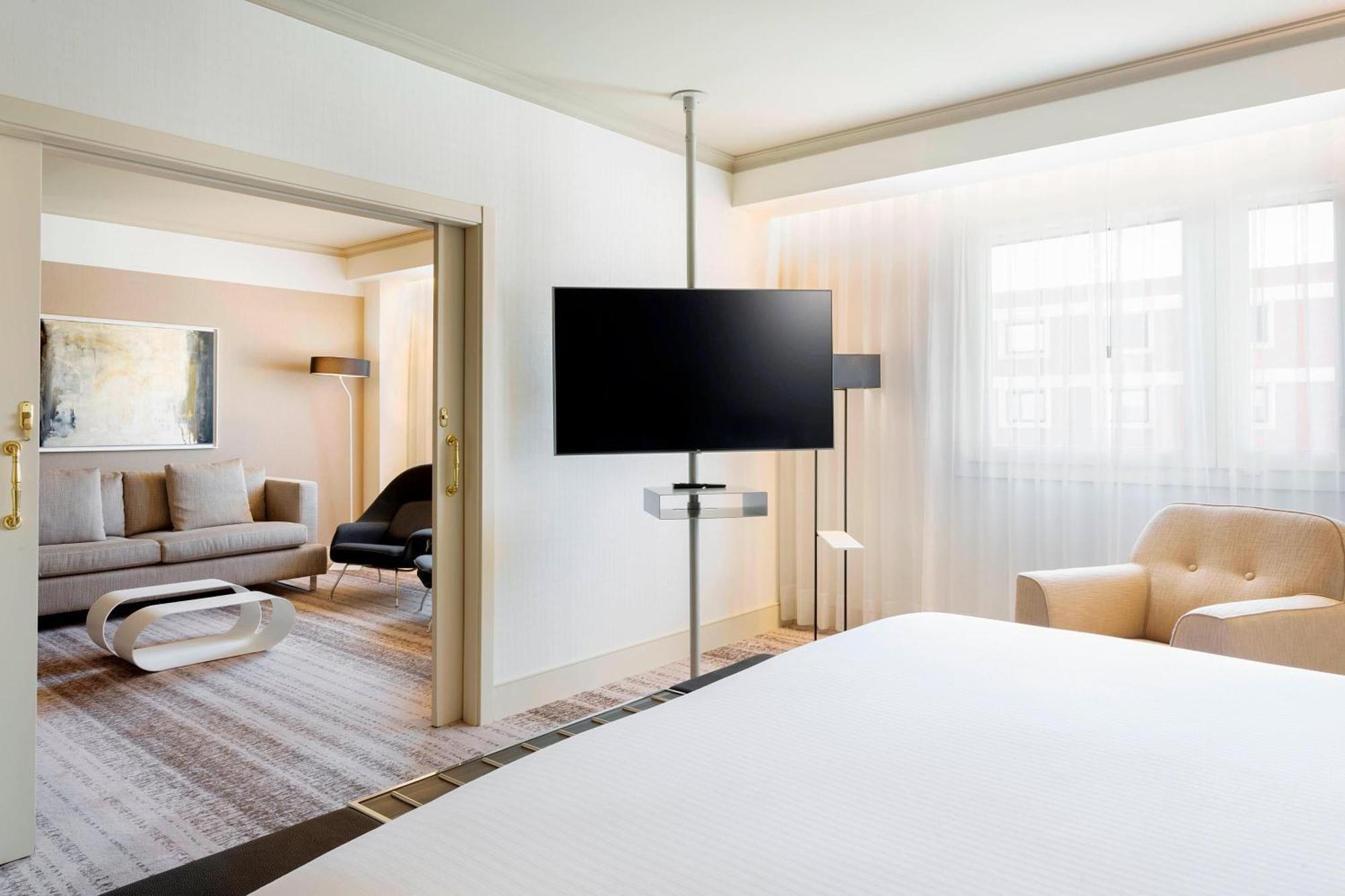 Executive Suite mit Kingsize-Bett und Zugang zur Lounge