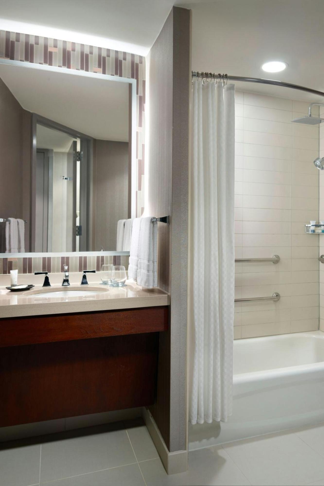 Traditional Queen Room Adapted Tub Mobility Accessible