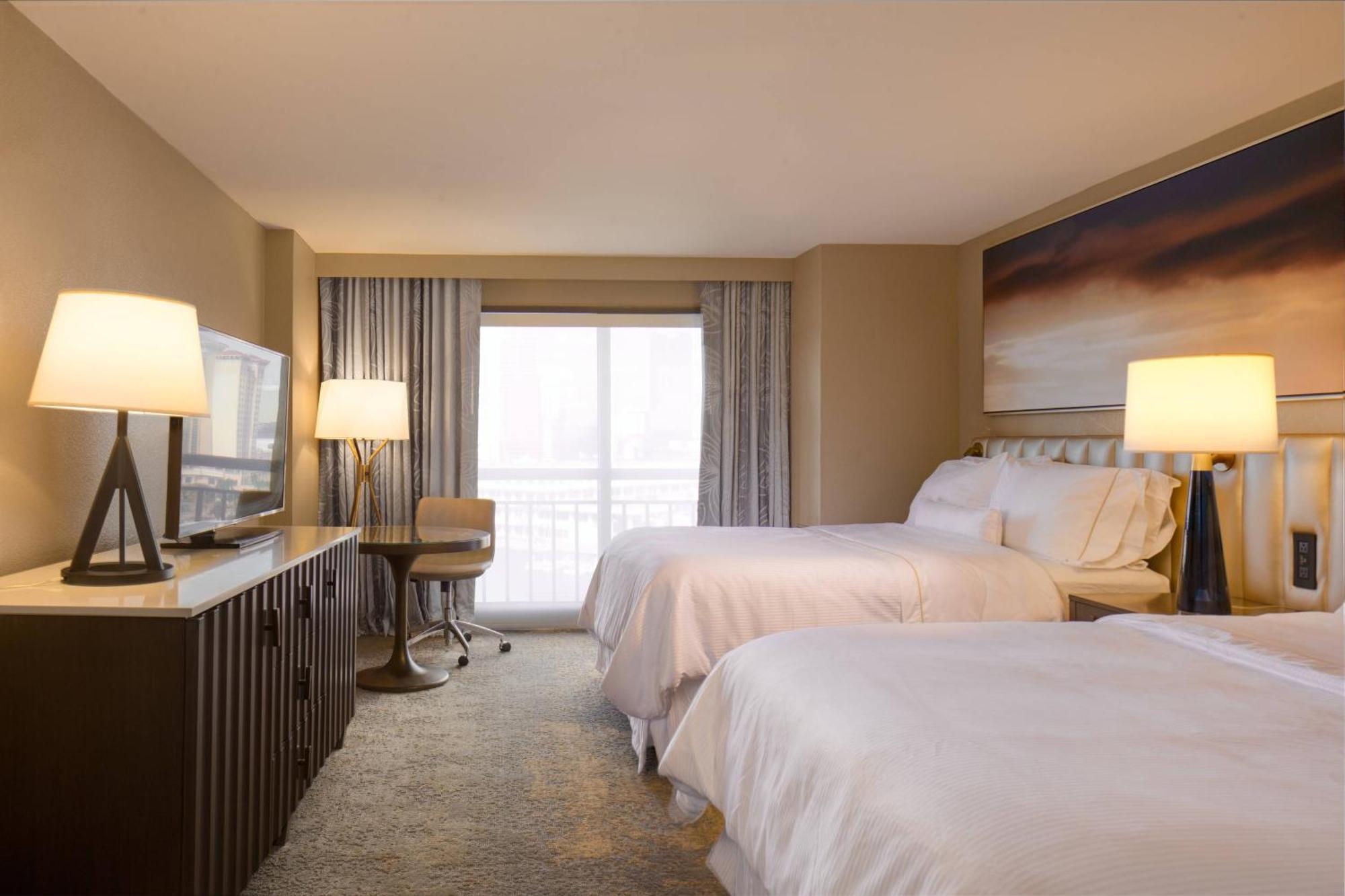 Quarto com 2 Camas de Casal e Vista da Cidade