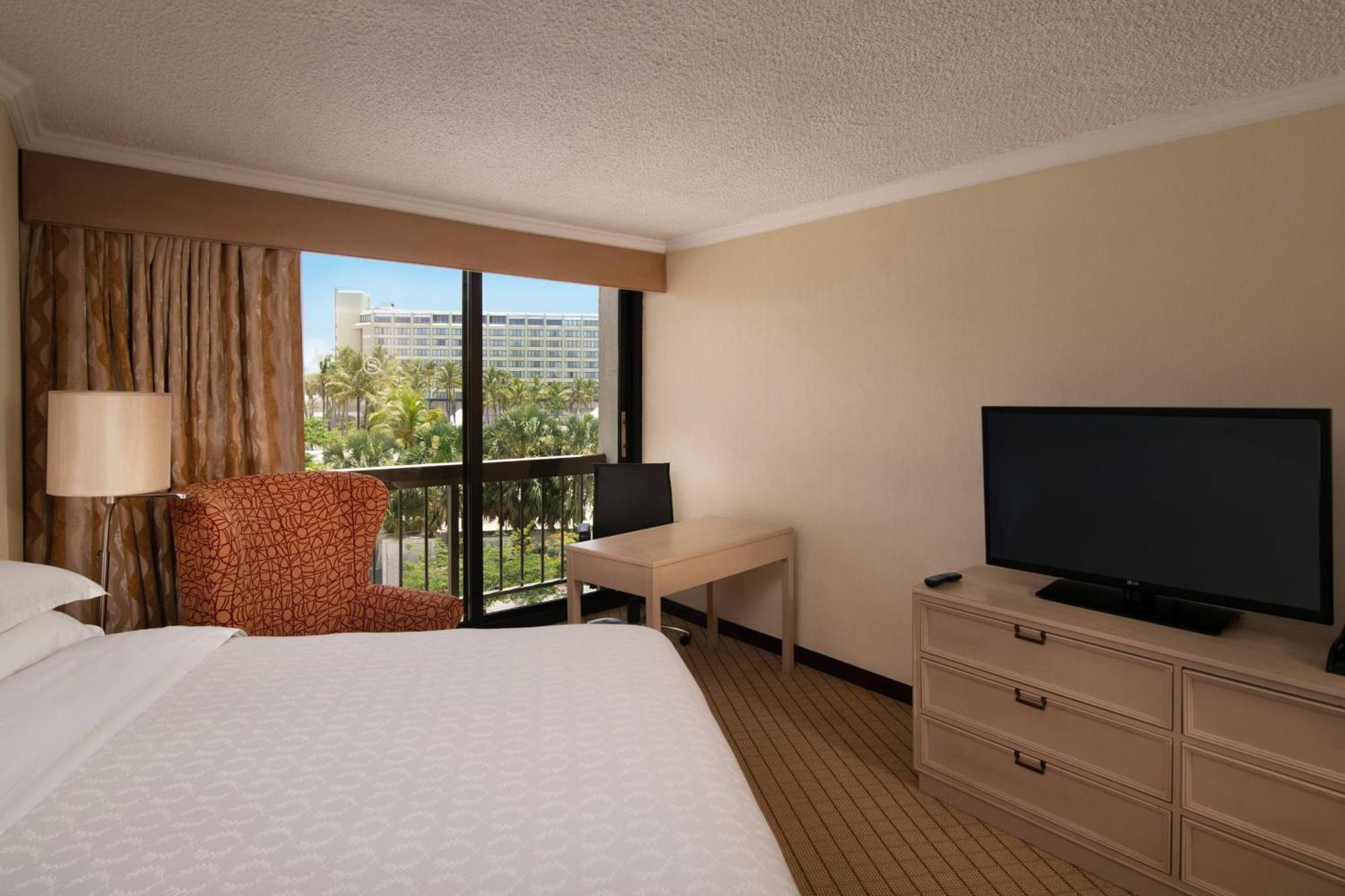 Smaller Guest room 1 Queen No view Low floor