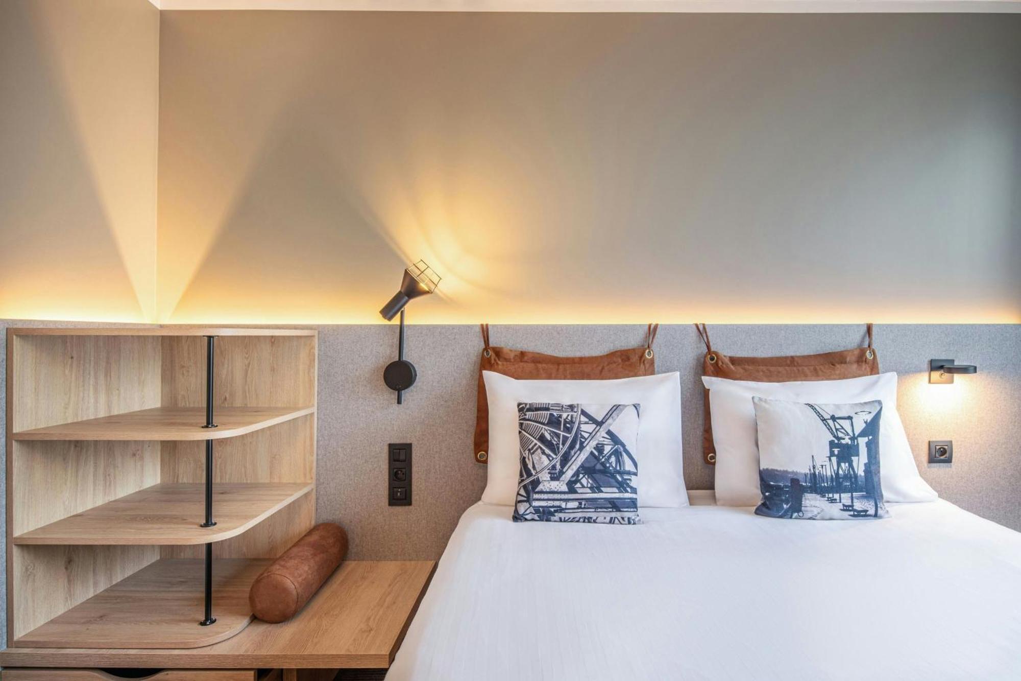 Moxy Sleeper Room Queen bed