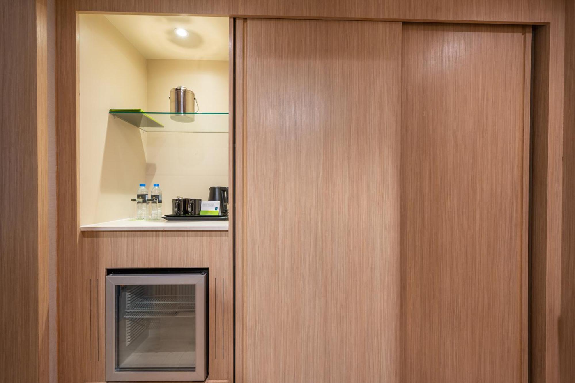 Economy Room 1 King Bed Complimentary Transfer to La Mer Beach Dubai Mall or Burj Khalifa Metro Station