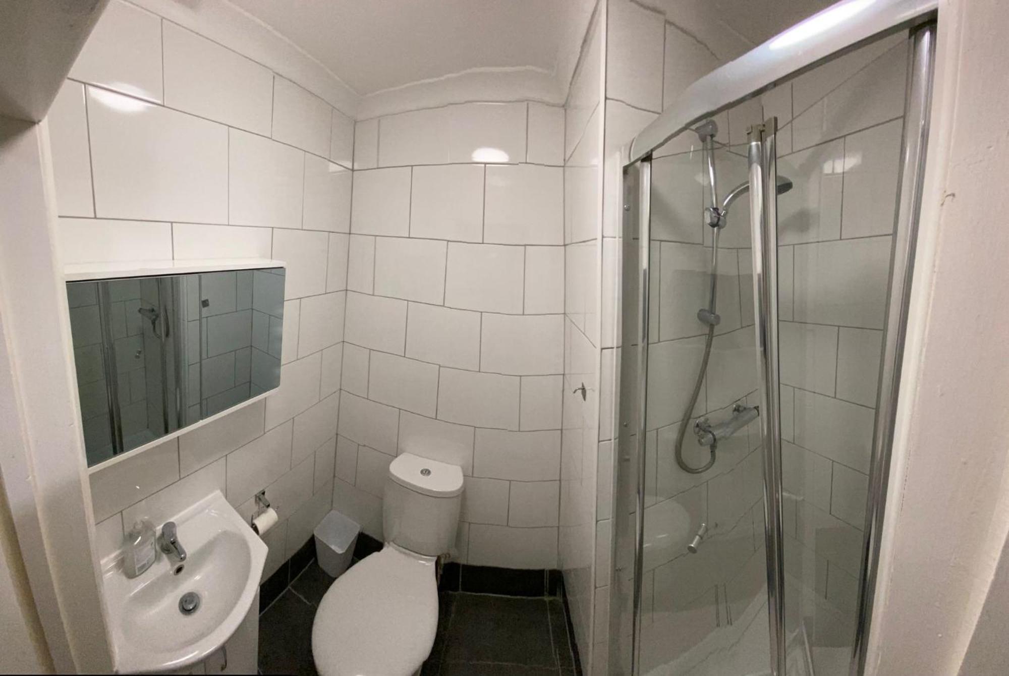 Deluxe Double Room Shower
