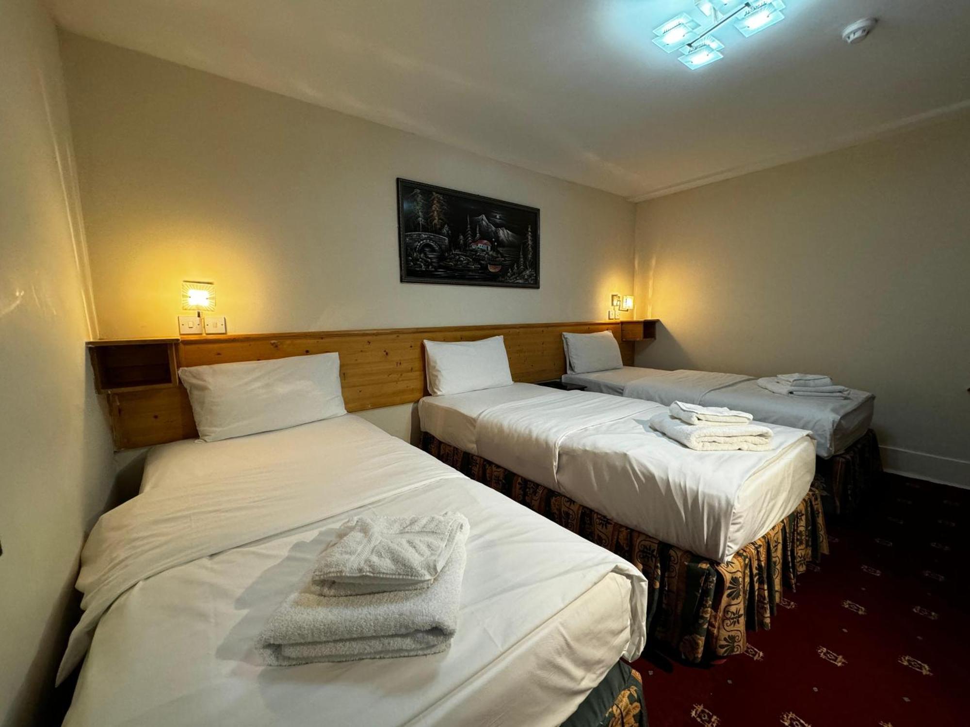 Triple Room Private Bathroom 3 Single Beds
