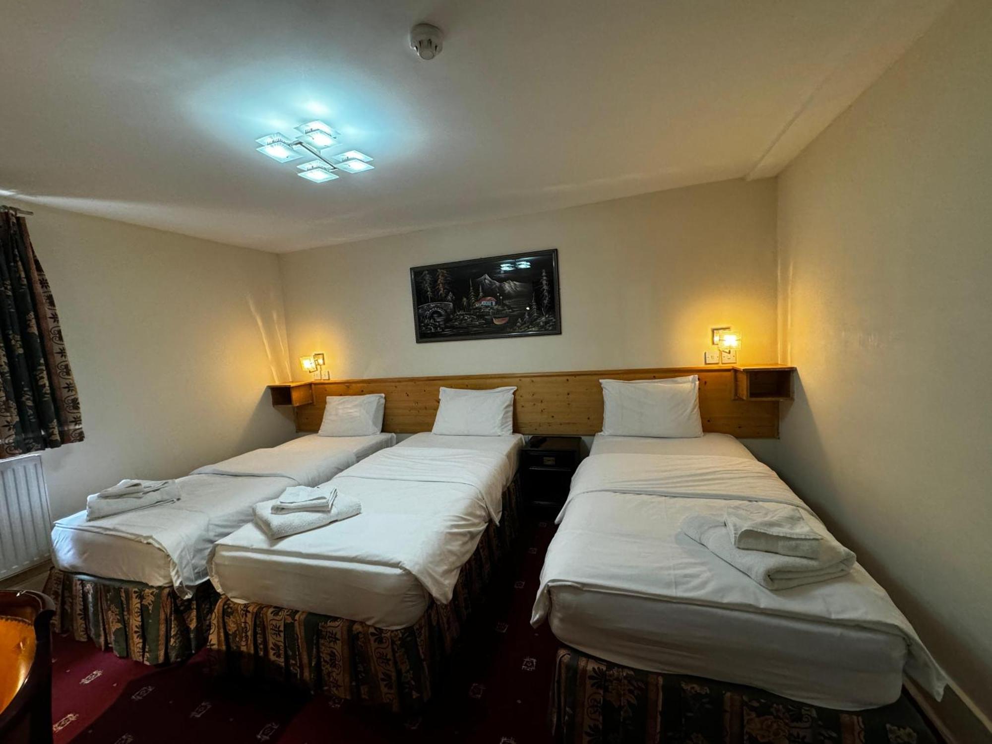 Triple Room Private Bathroom 3 Single Beds