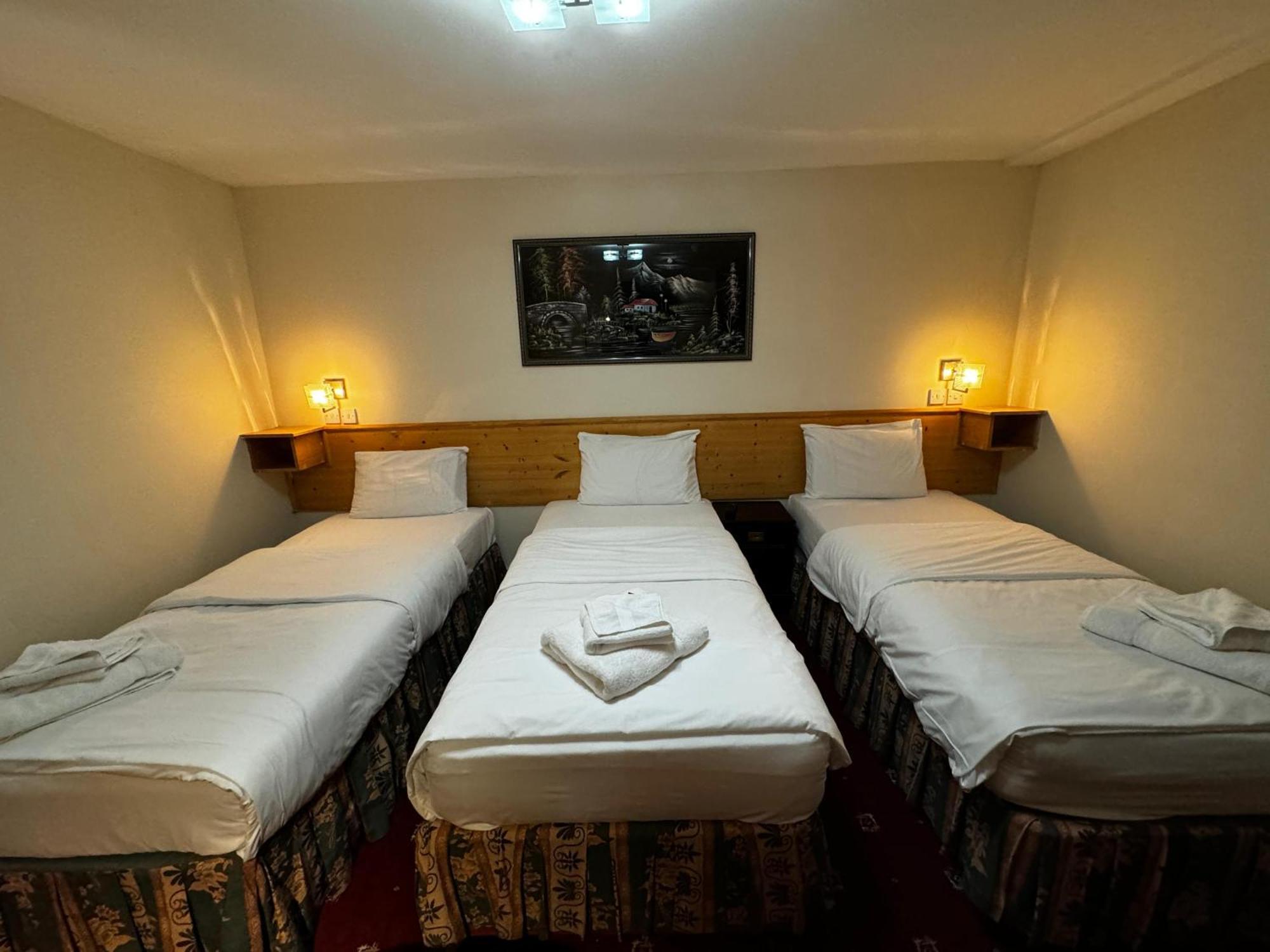 Triple Room Private Bathroom 3 Single Beds