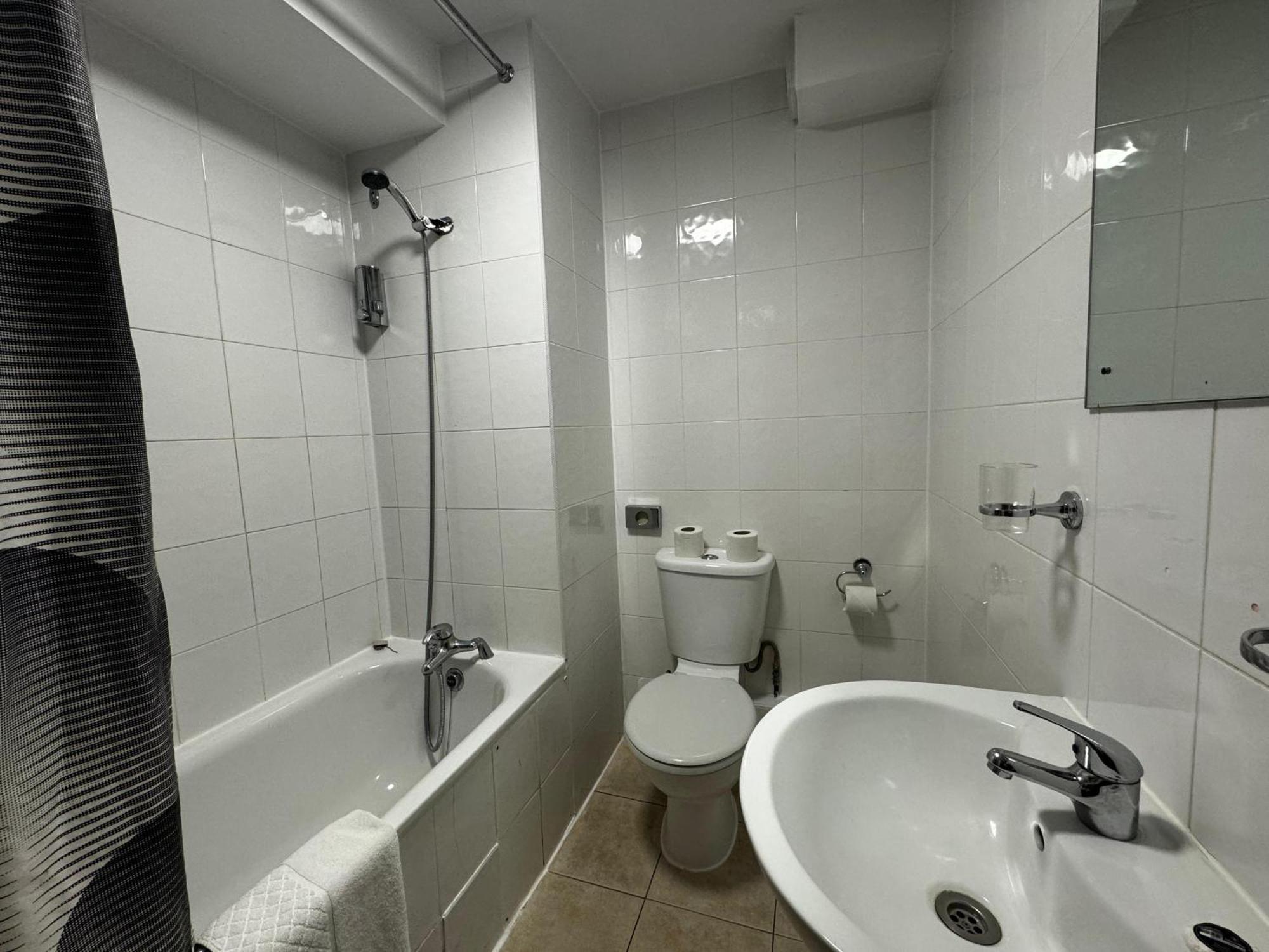 Triple Room Private Bathroom 3 Single Beds