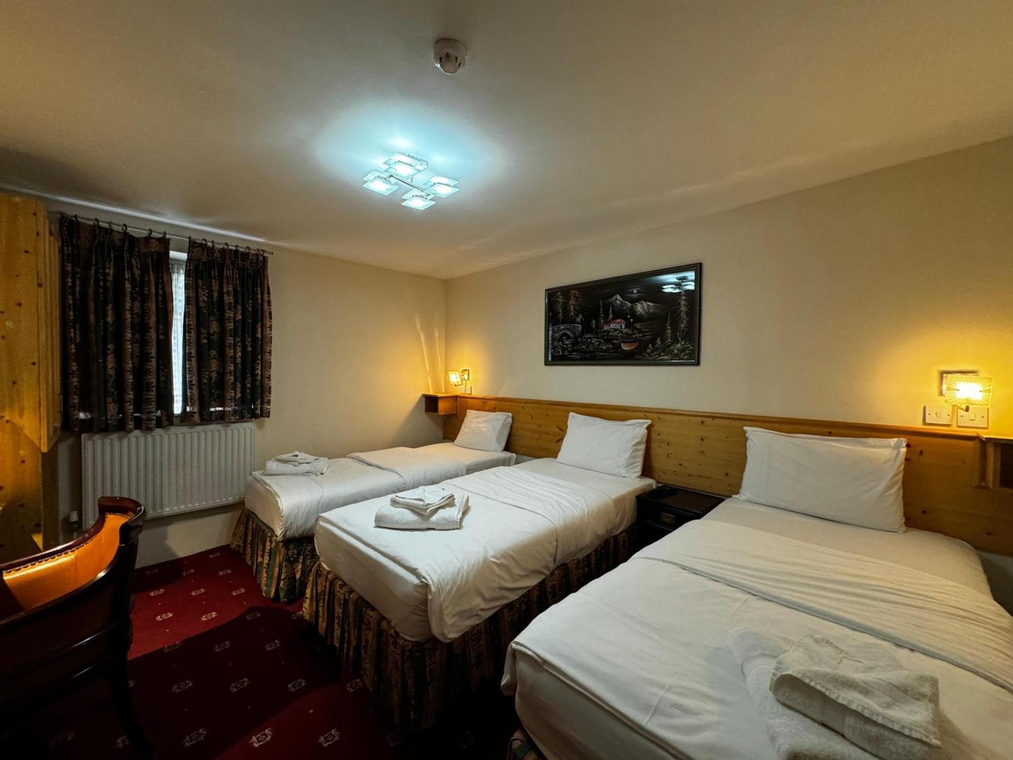Triple Room Private Bathroom 3 Single Beds
