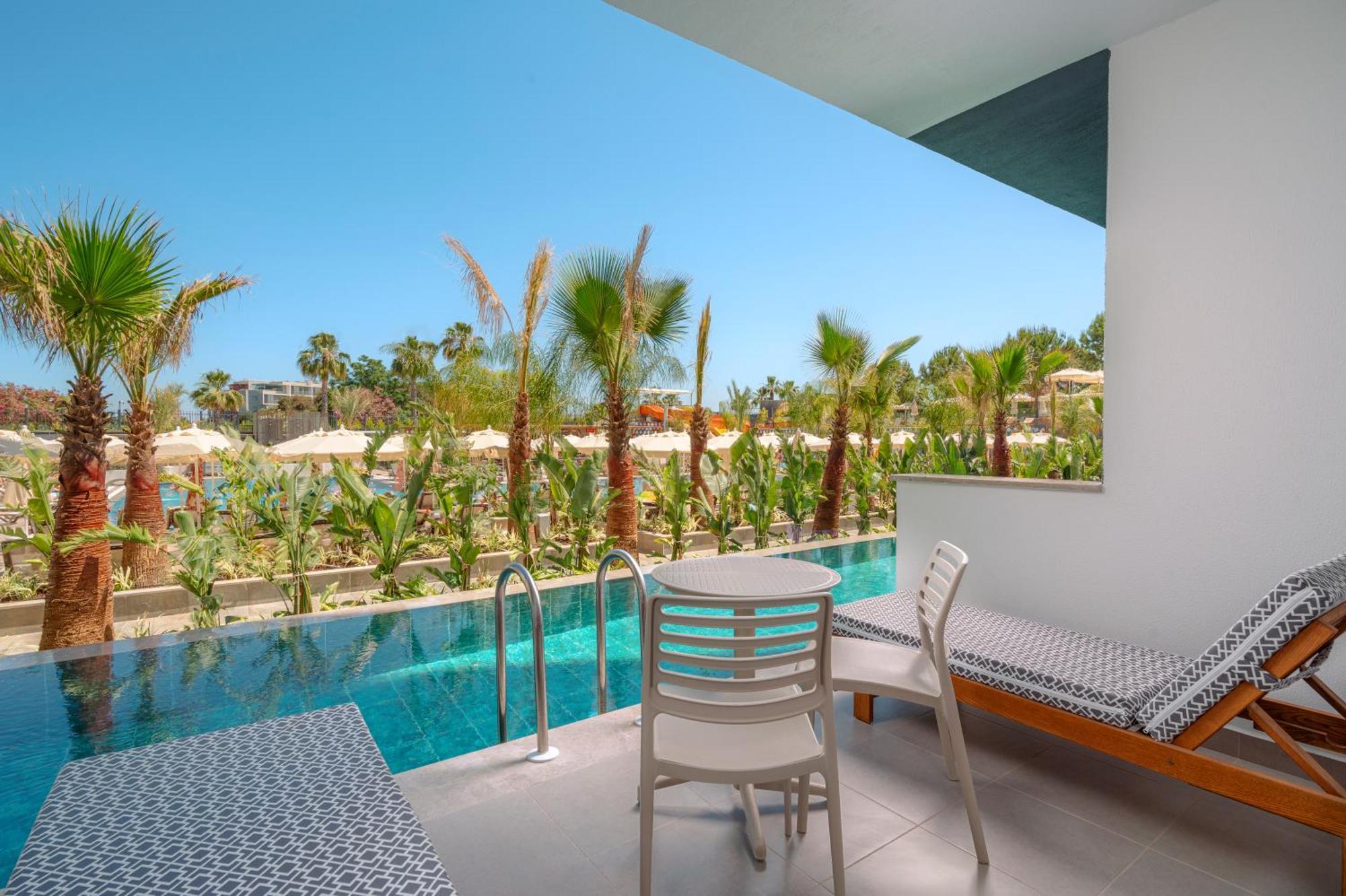 Swim Up Room