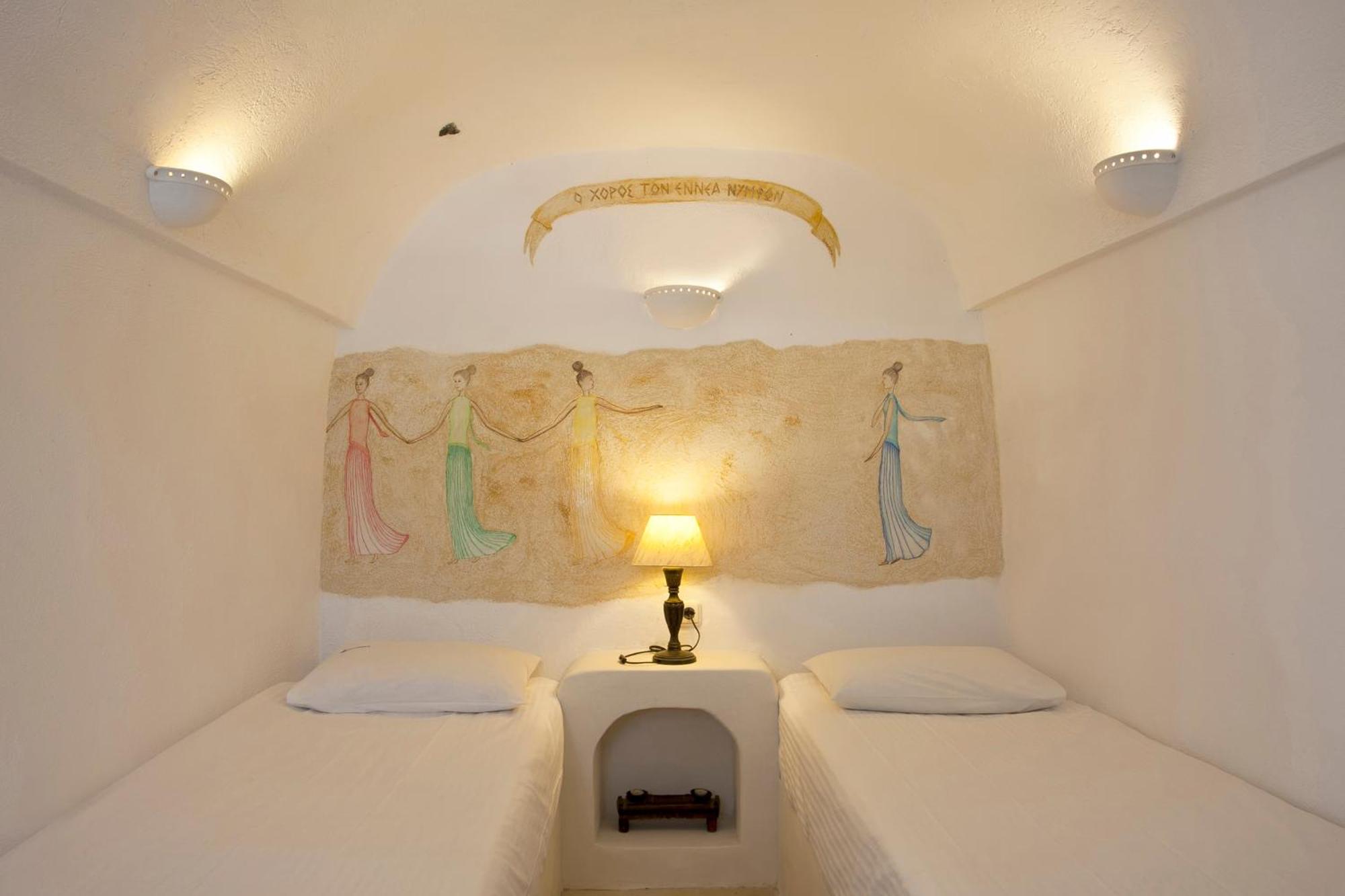 Family Cave Suite Caldera View