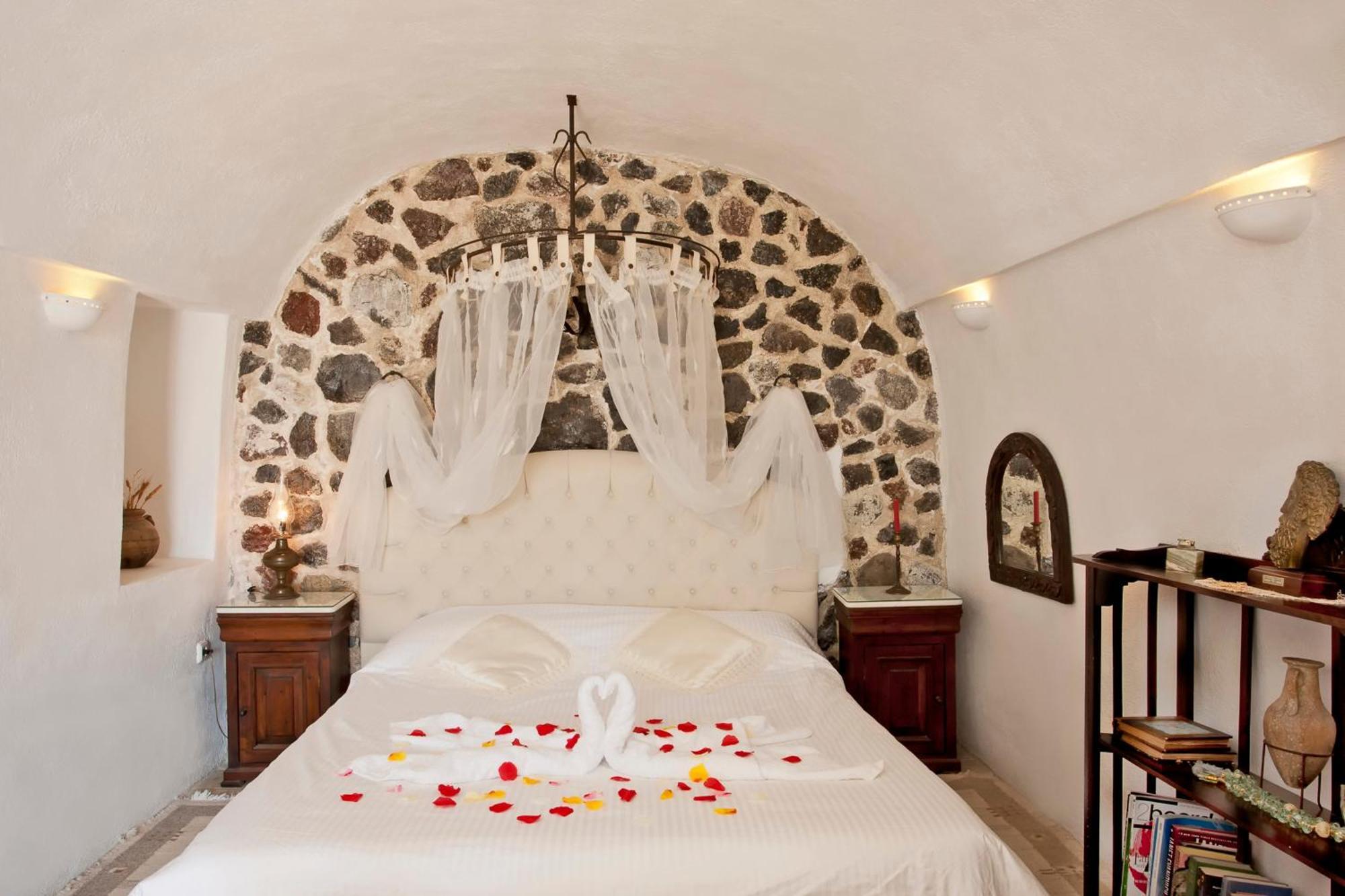 Family Cave Suite Caldera View