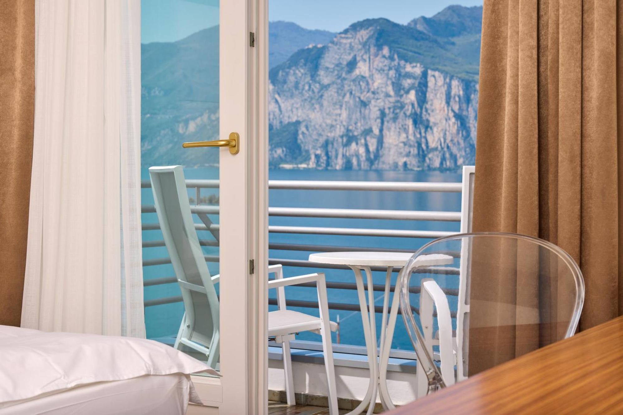 Quarto Duplo ou Twin Superior com Varanda e Vista Lago