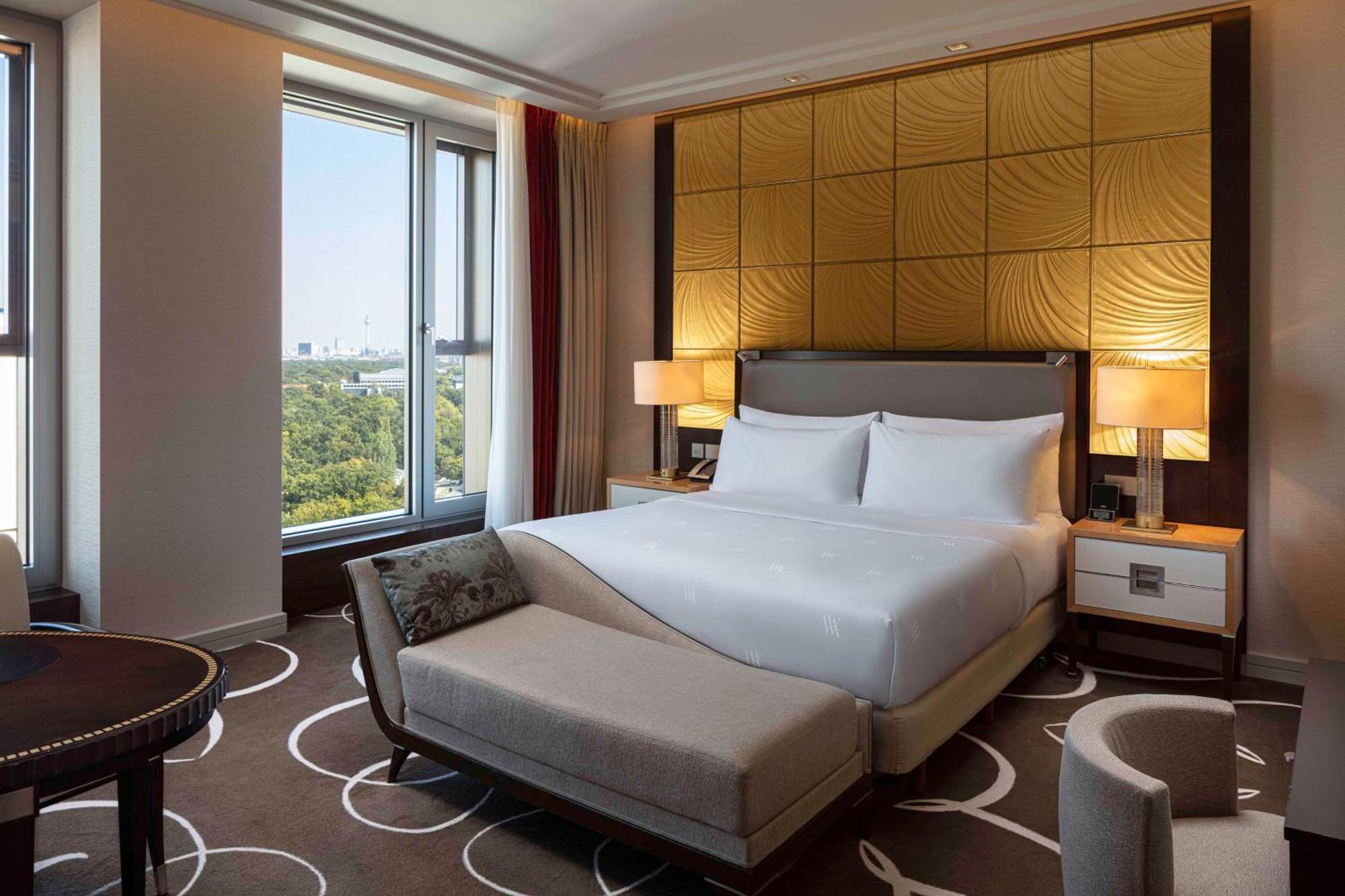Deluxe King Room with City View,1639568585:JPEG