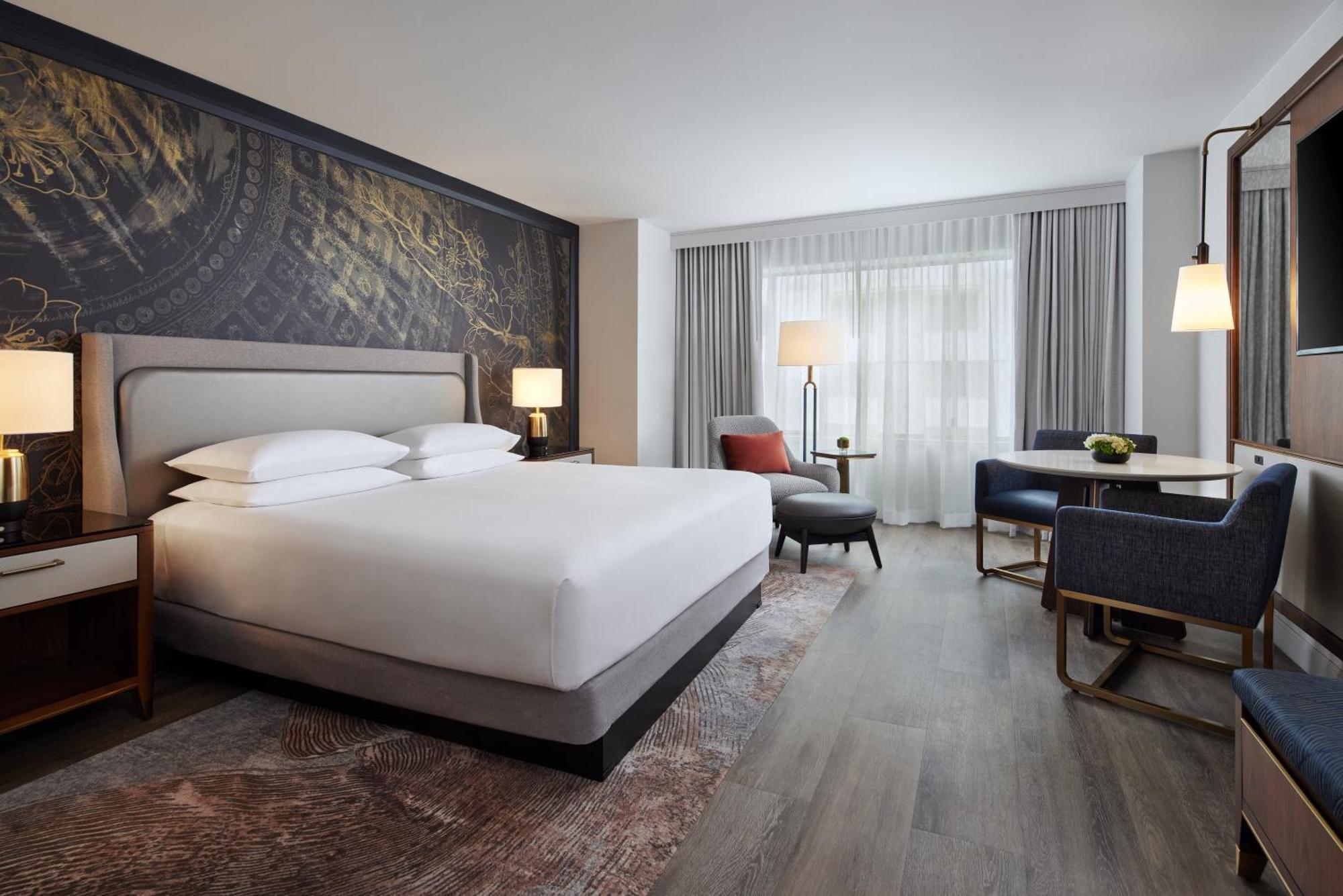Zimmer mit Kingsize-Bett