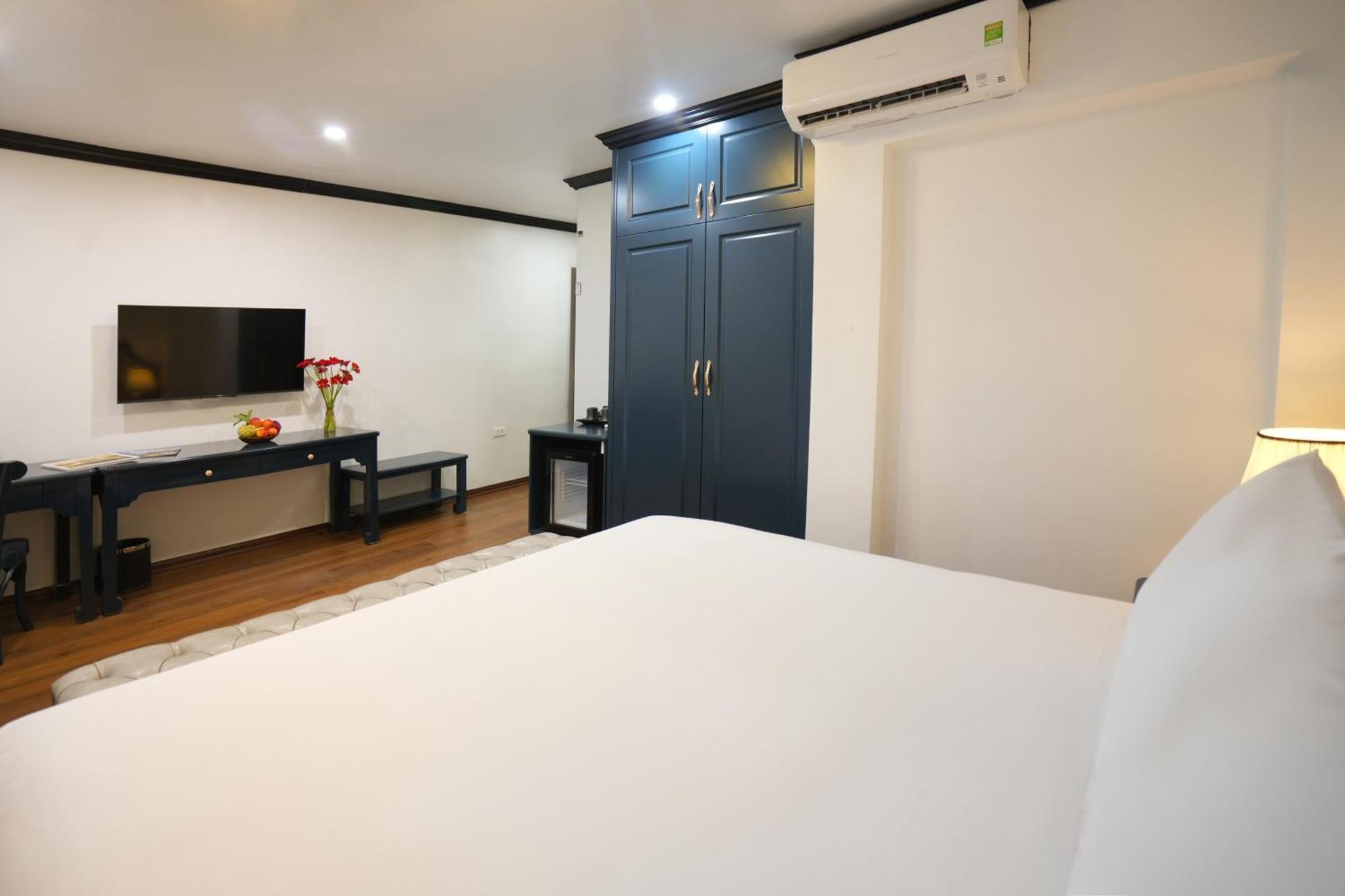 Deluxe Double or Twin Room Window