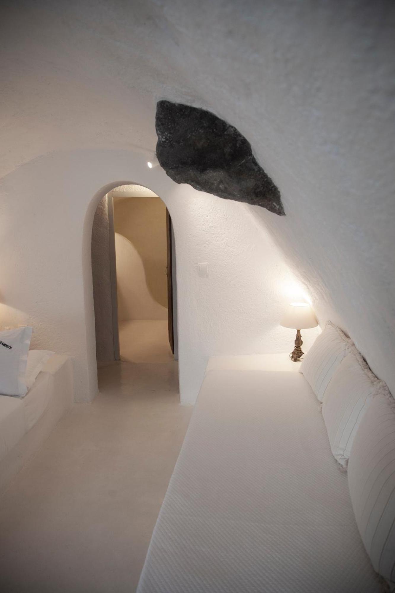 Superior Cave Suite Hot Tub & Caldera View