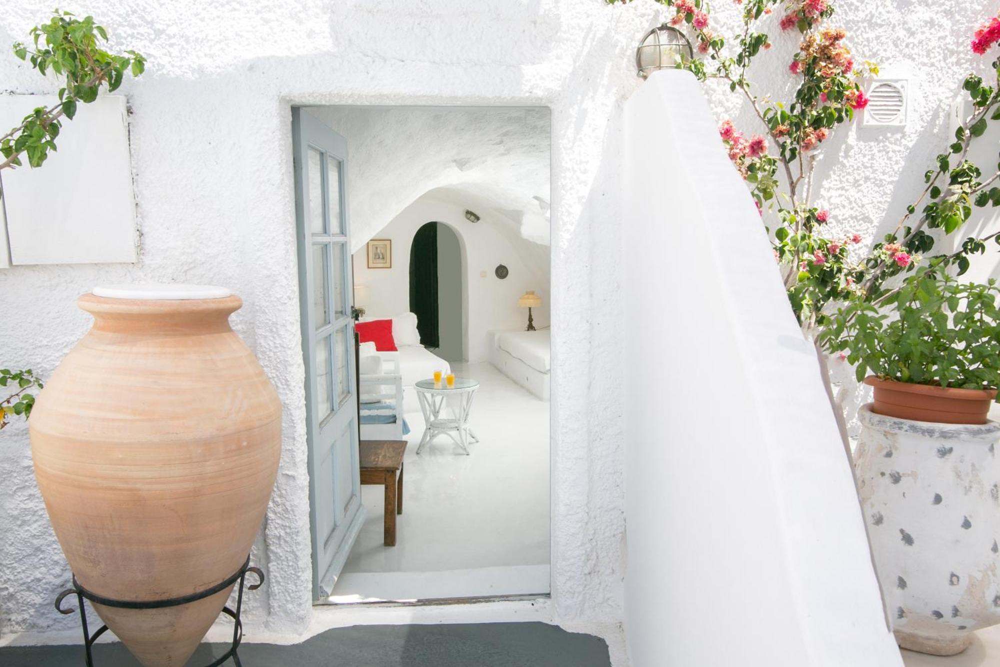 Family Cave Suite Caldera View