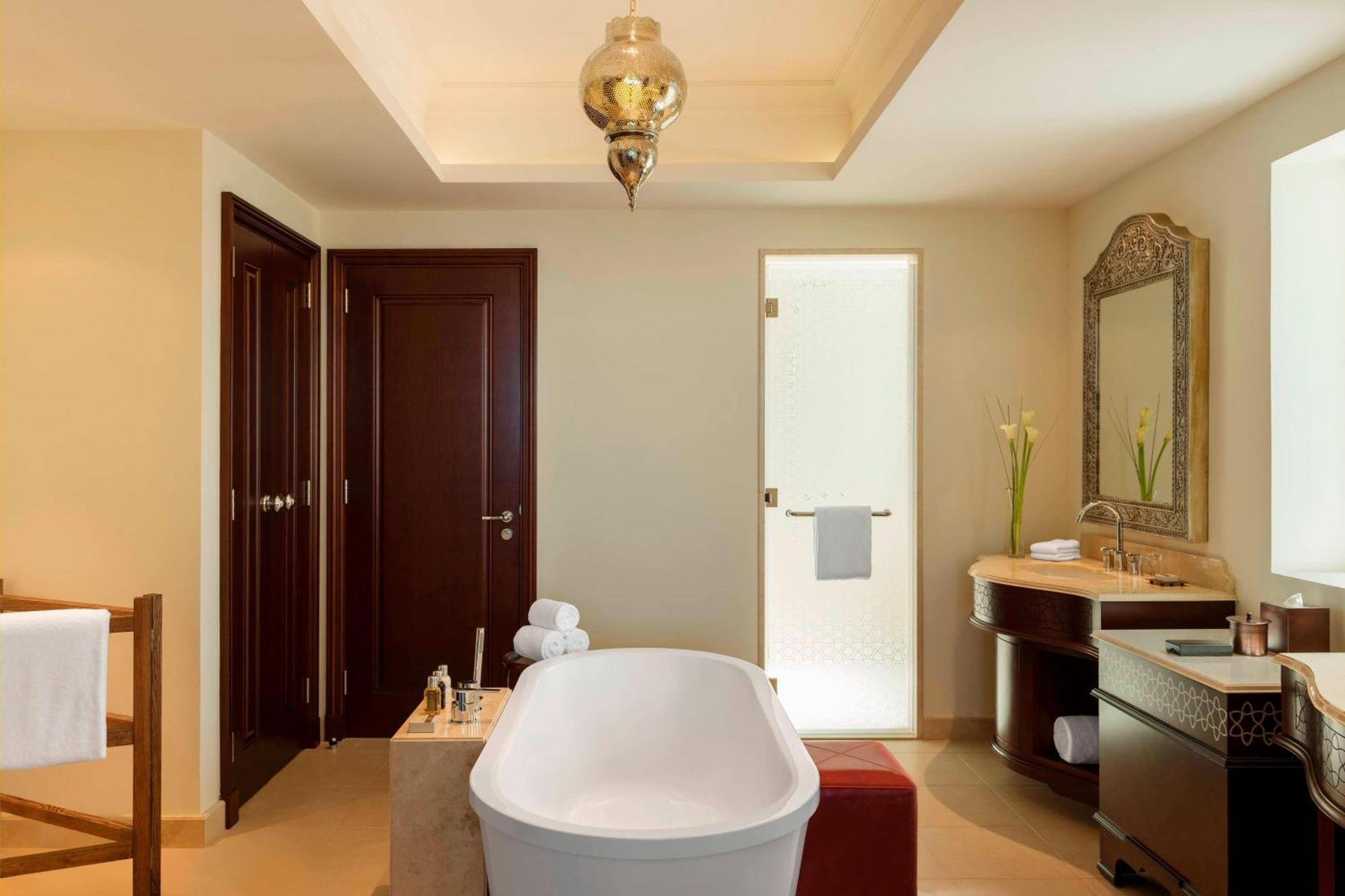 Al Dana Suite Creek View 1 Bedroom Suite 1 King Balcony