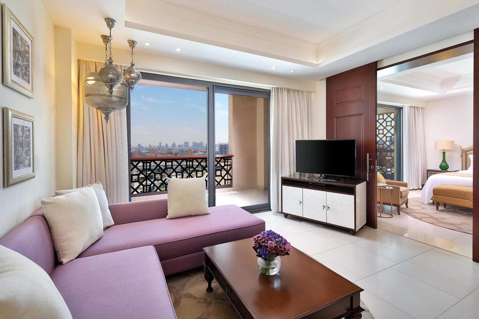 Al Dana Suite Creek View 1 Bedroom Suite 1 King Balcony