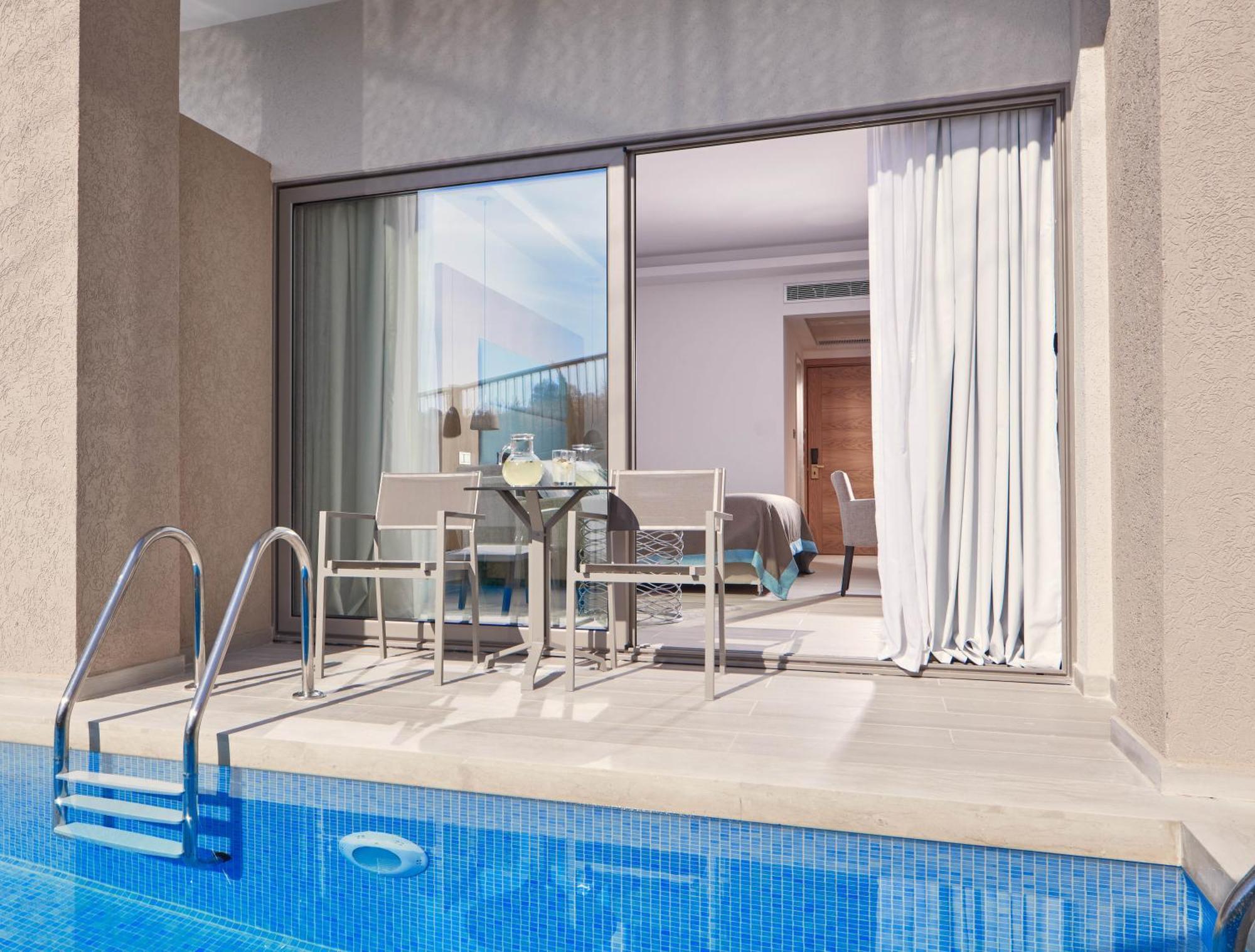 Superior Room Swim Up Inland View