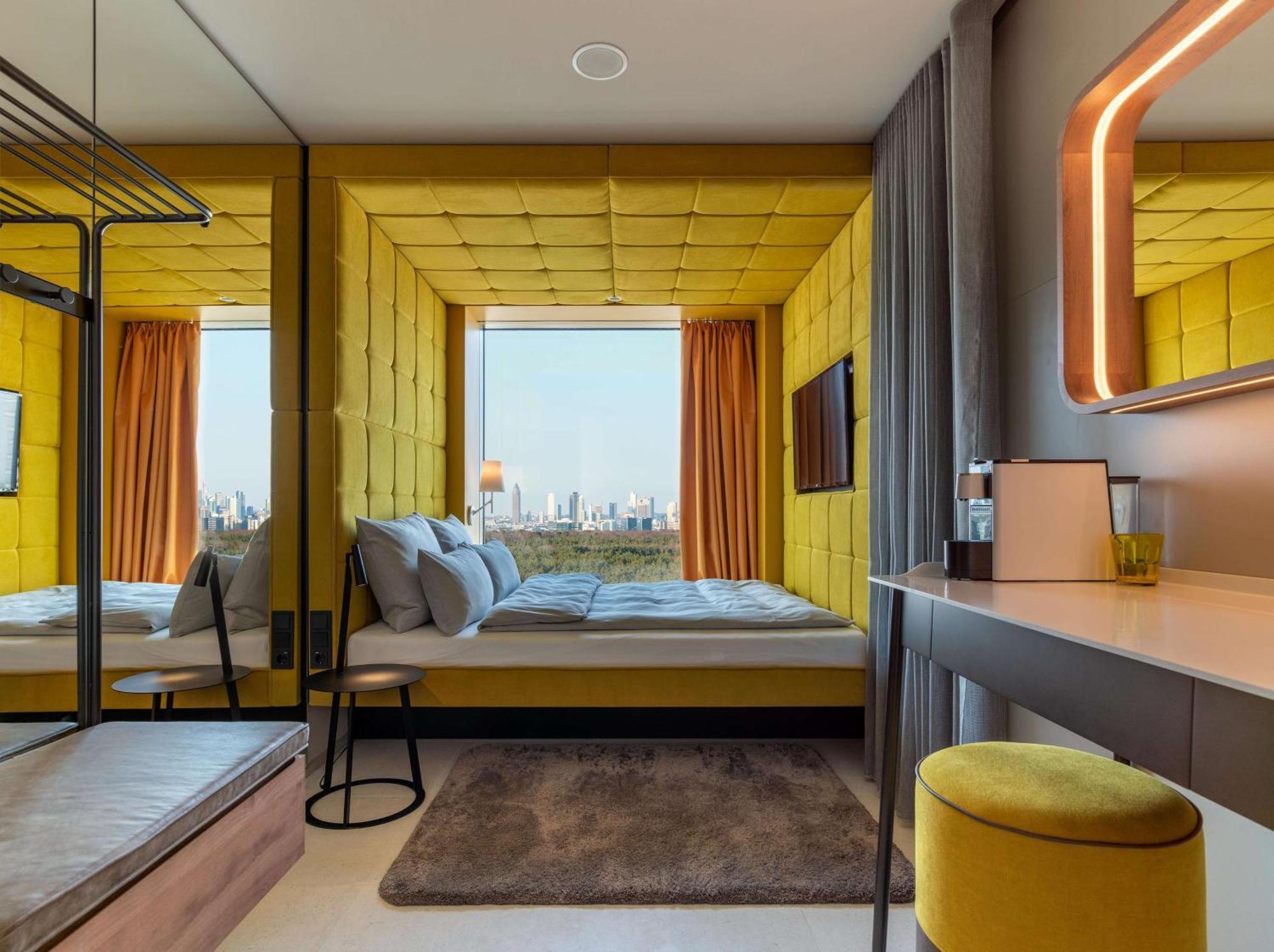 Smart Zimmer mit Blick auf die Skyline