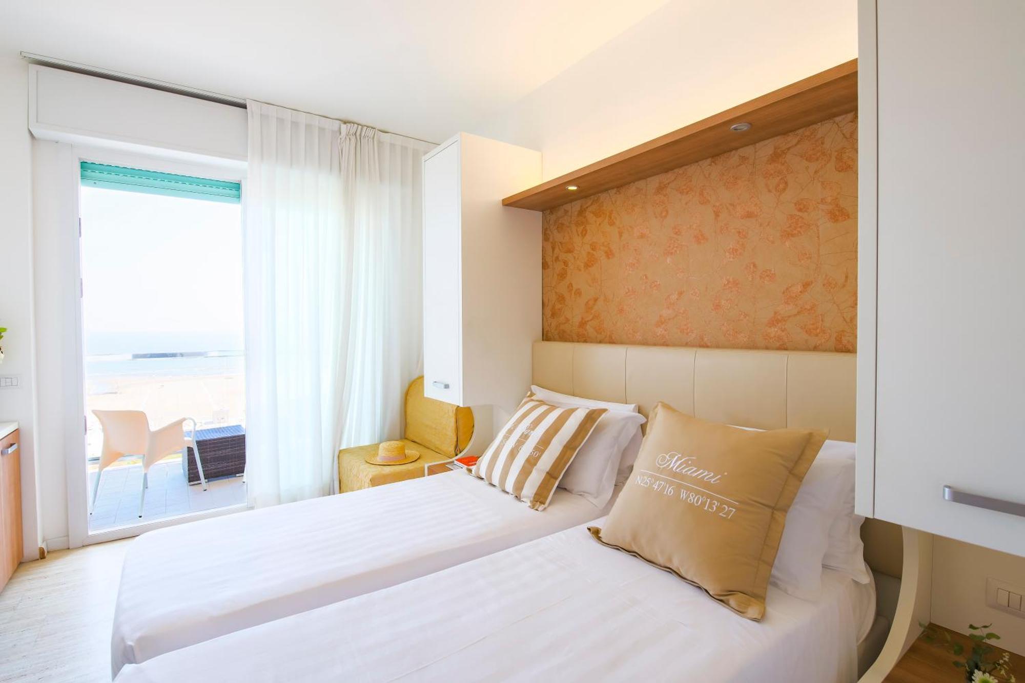 Double or Twin Room Frontal Sea View
