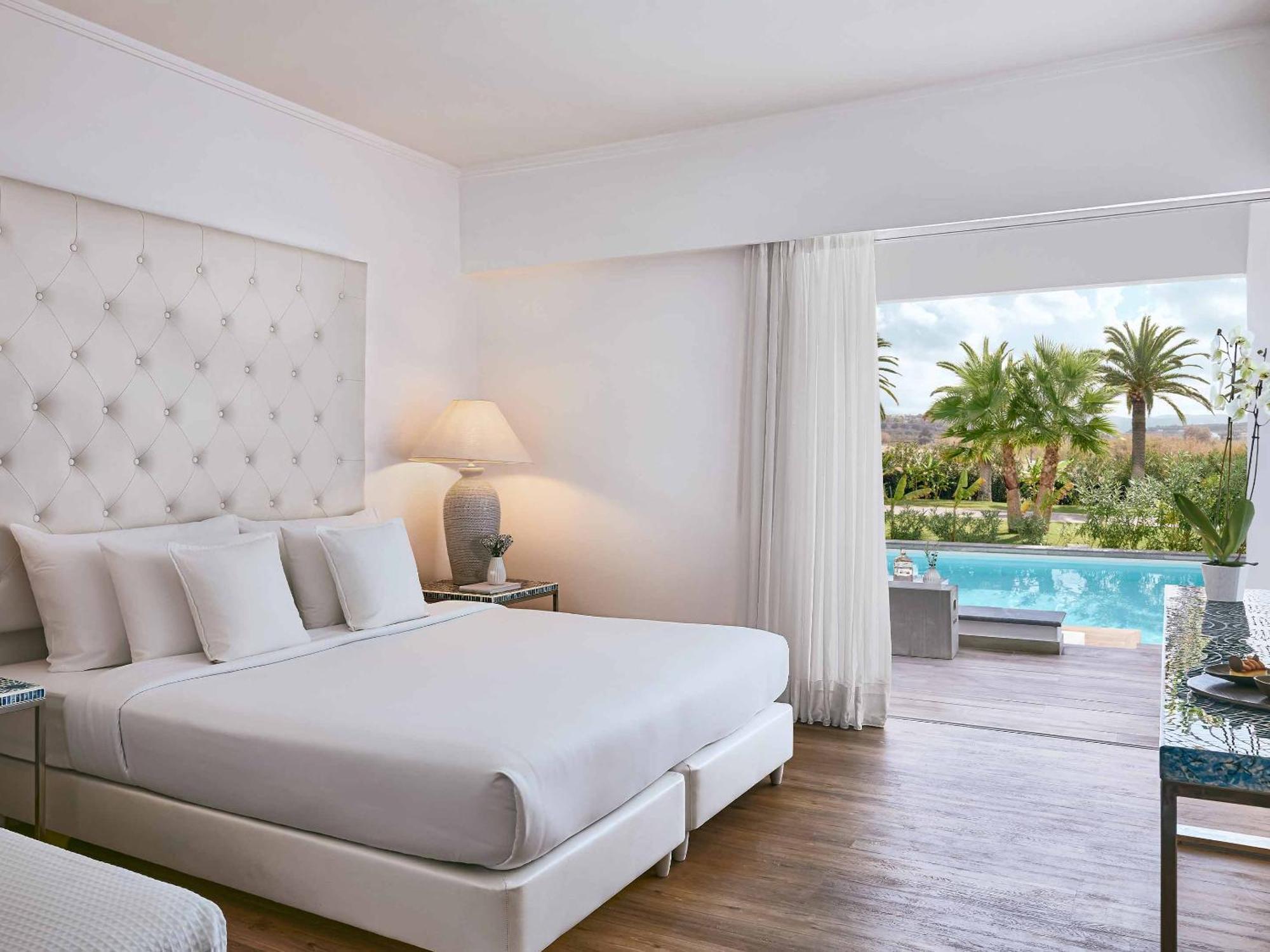 Swim Up White Room