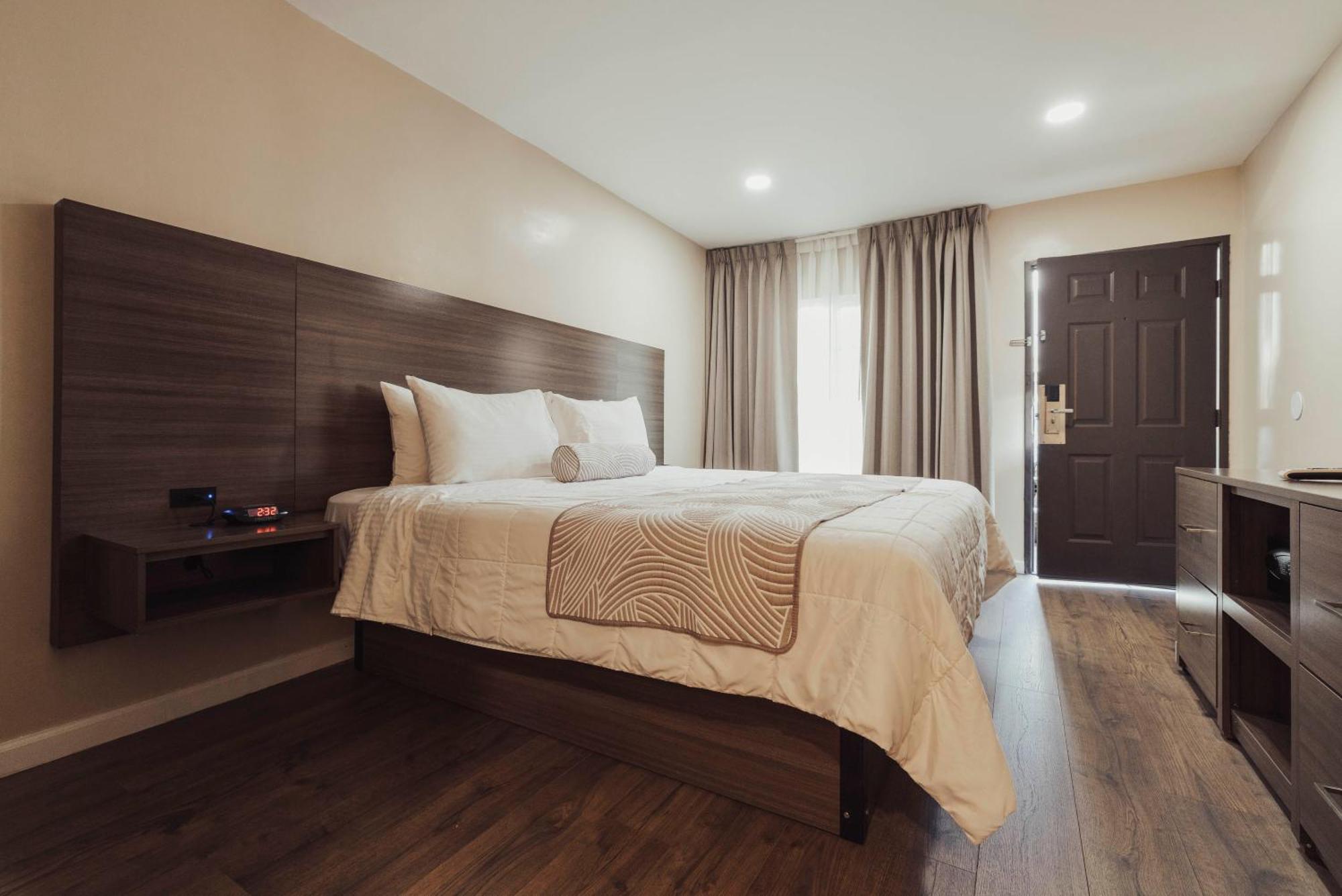 Signature Room 1 King Bed