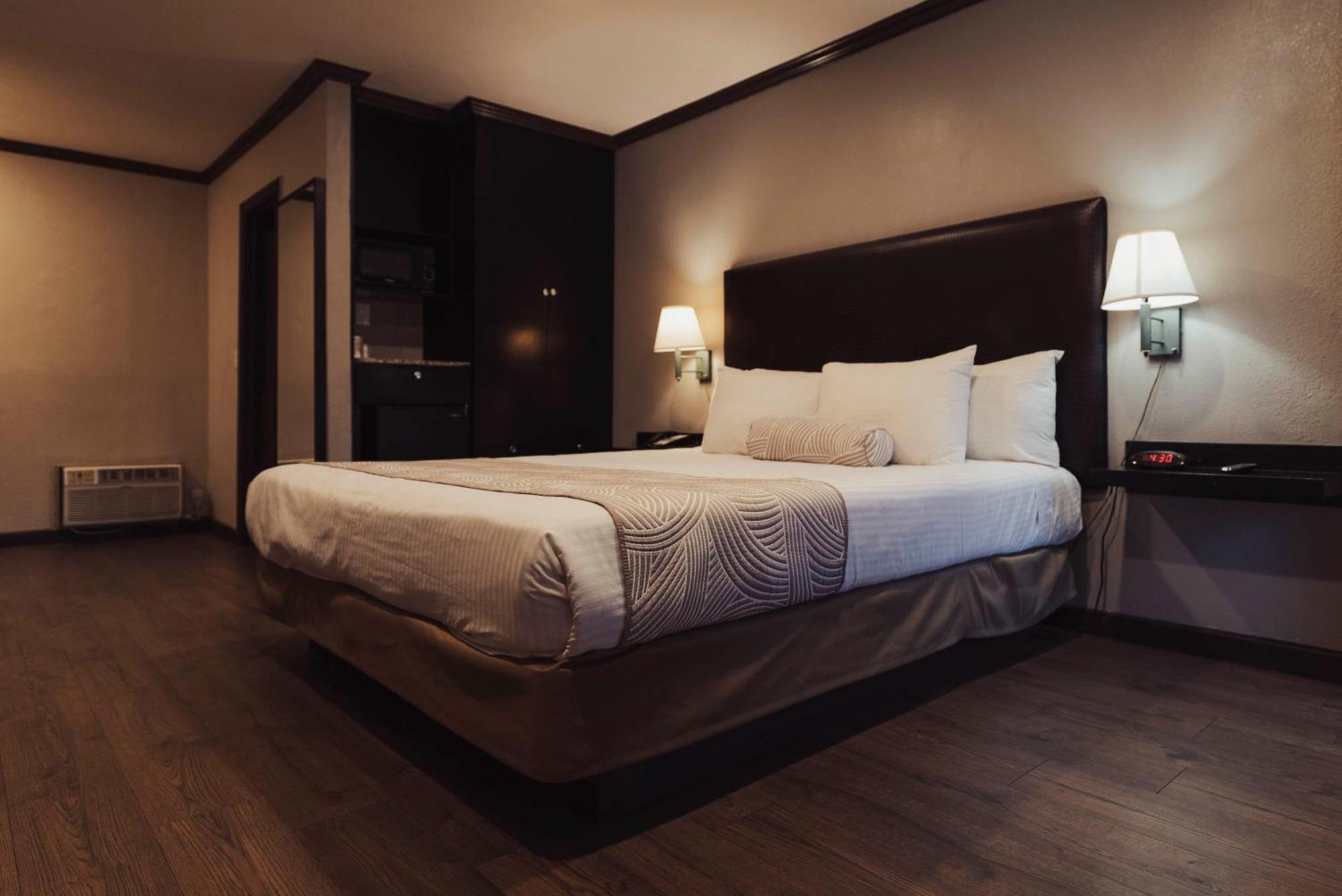 Classic Room 1 King Bed