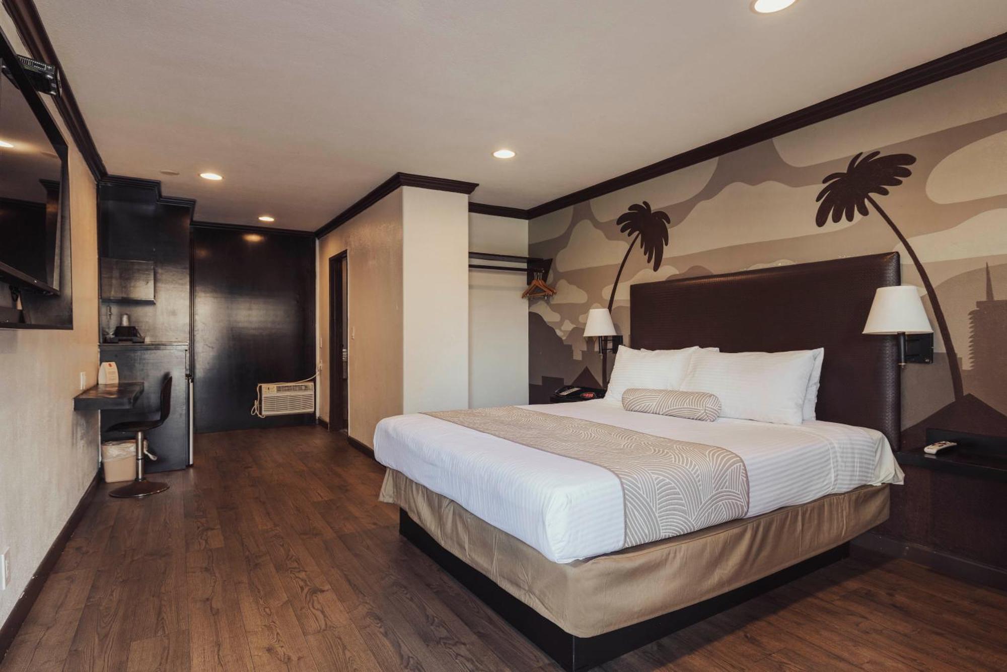 Classic Room 1 King Bed