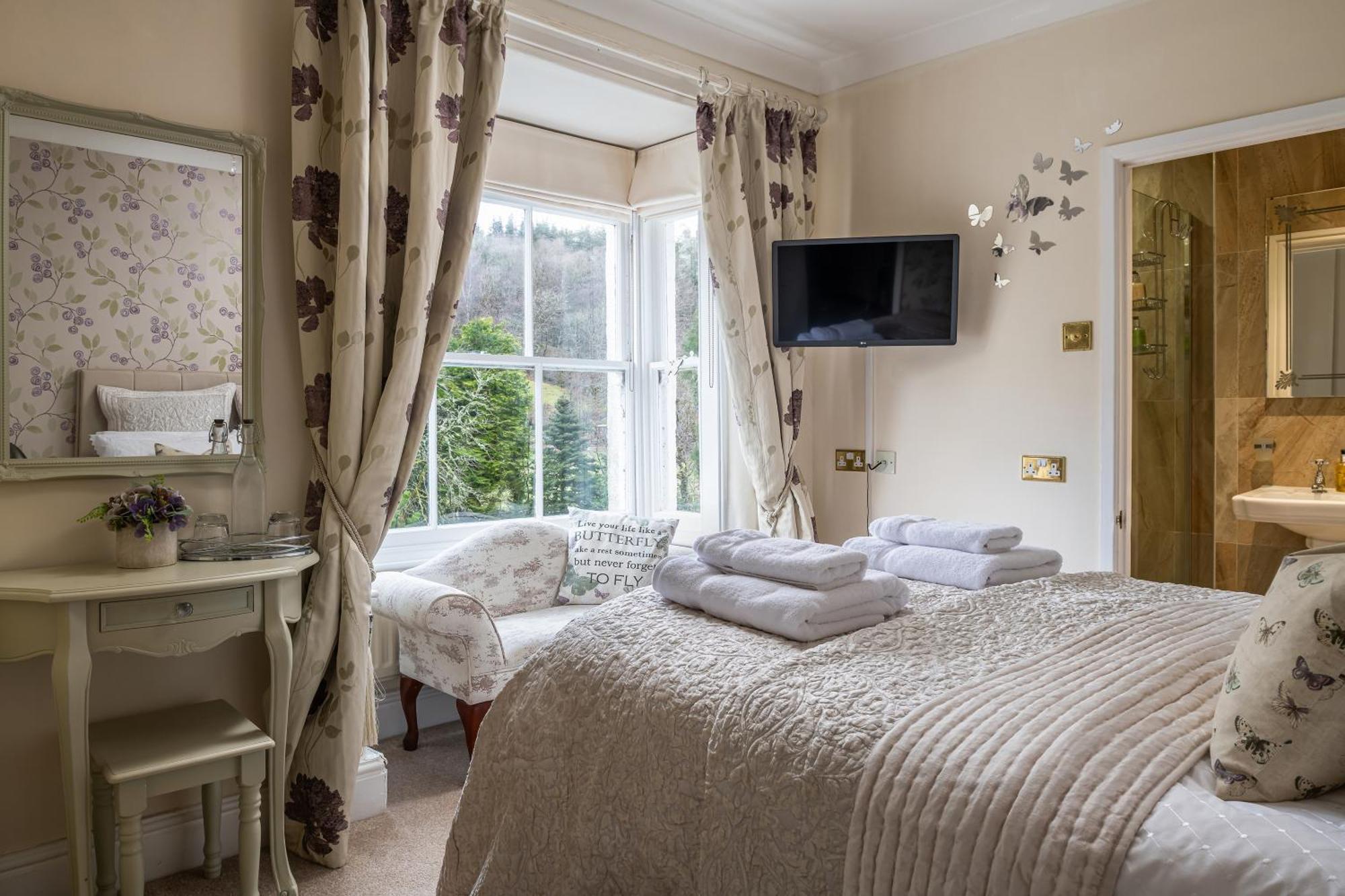 Deluxe Double Room Shower