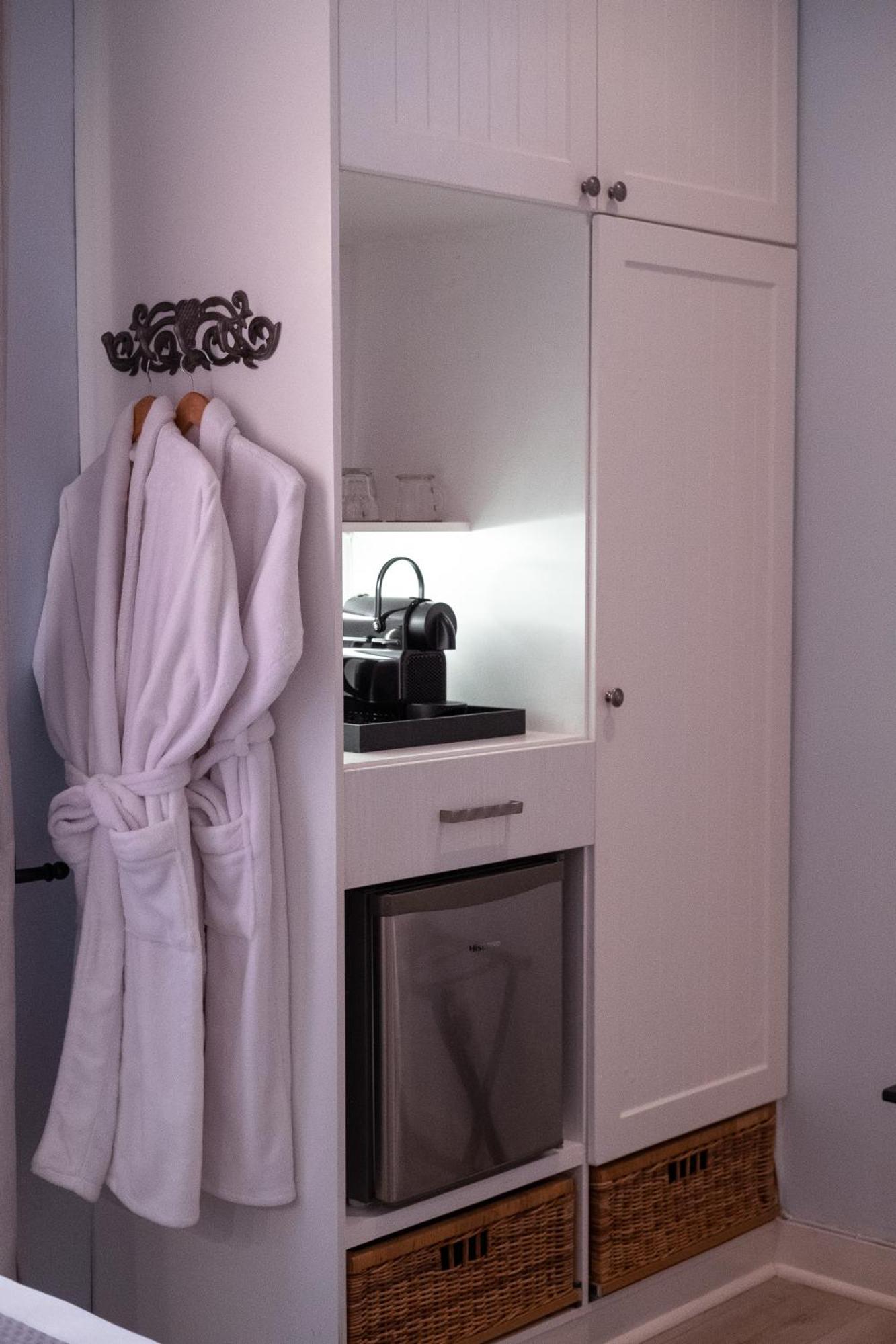 Deluxe Queen Room 4