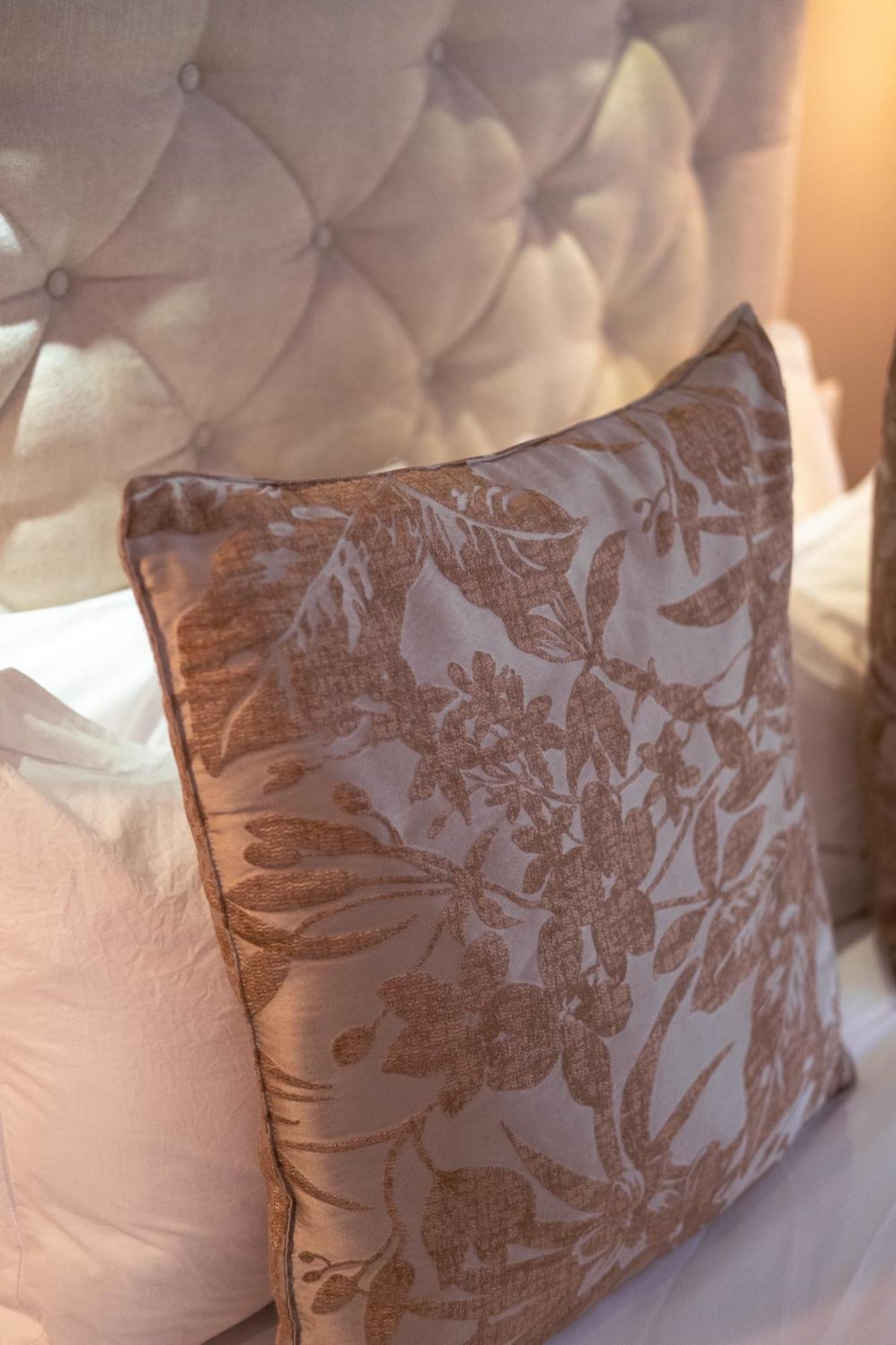 Luxury Queen Room 1