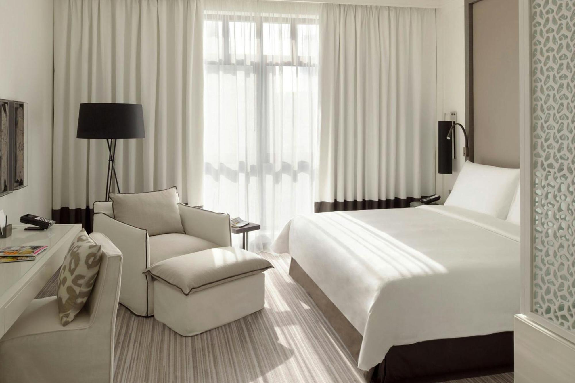 Deluxe King Room Pool View