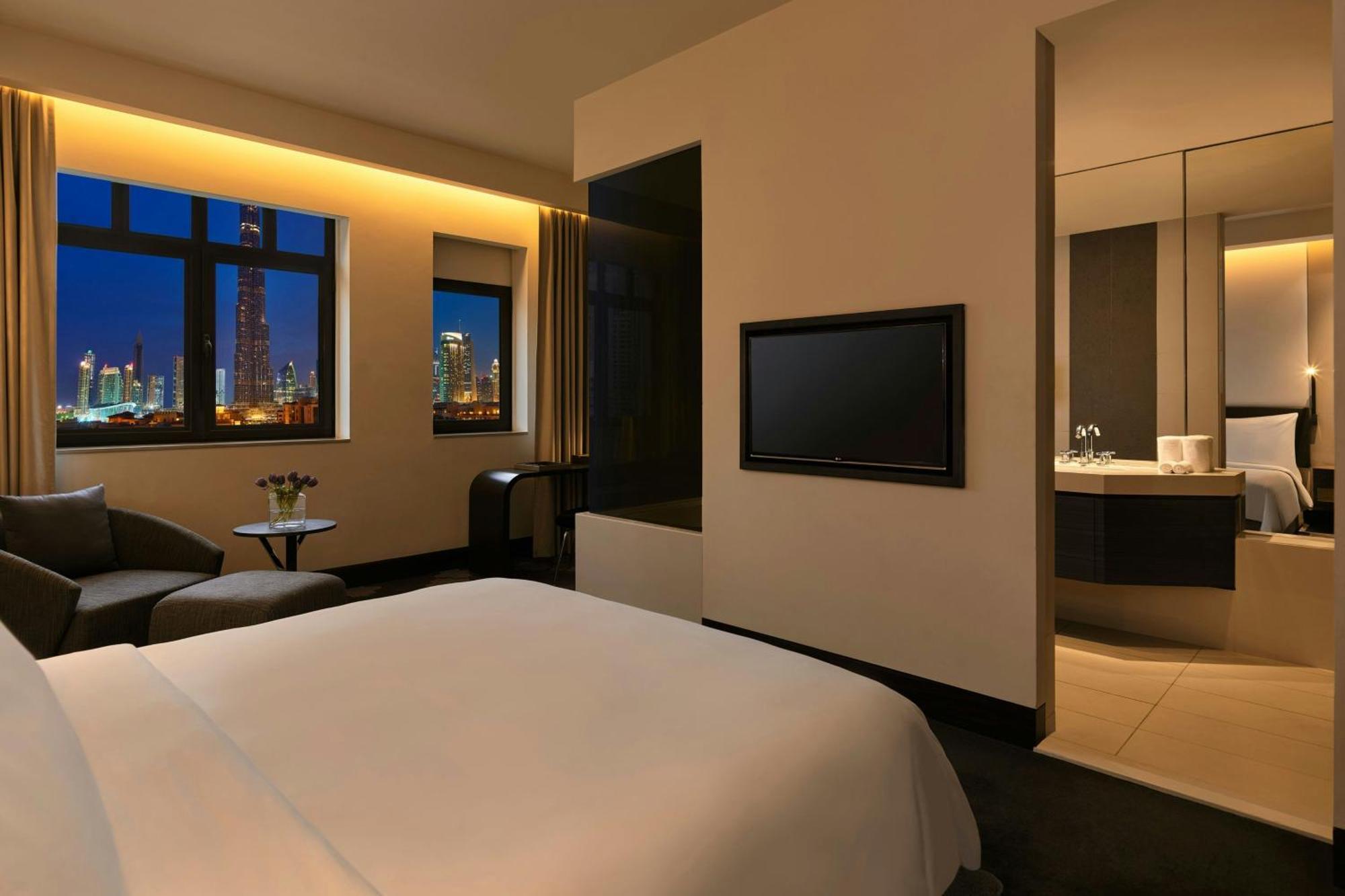 Deluxe King Room Landmark View