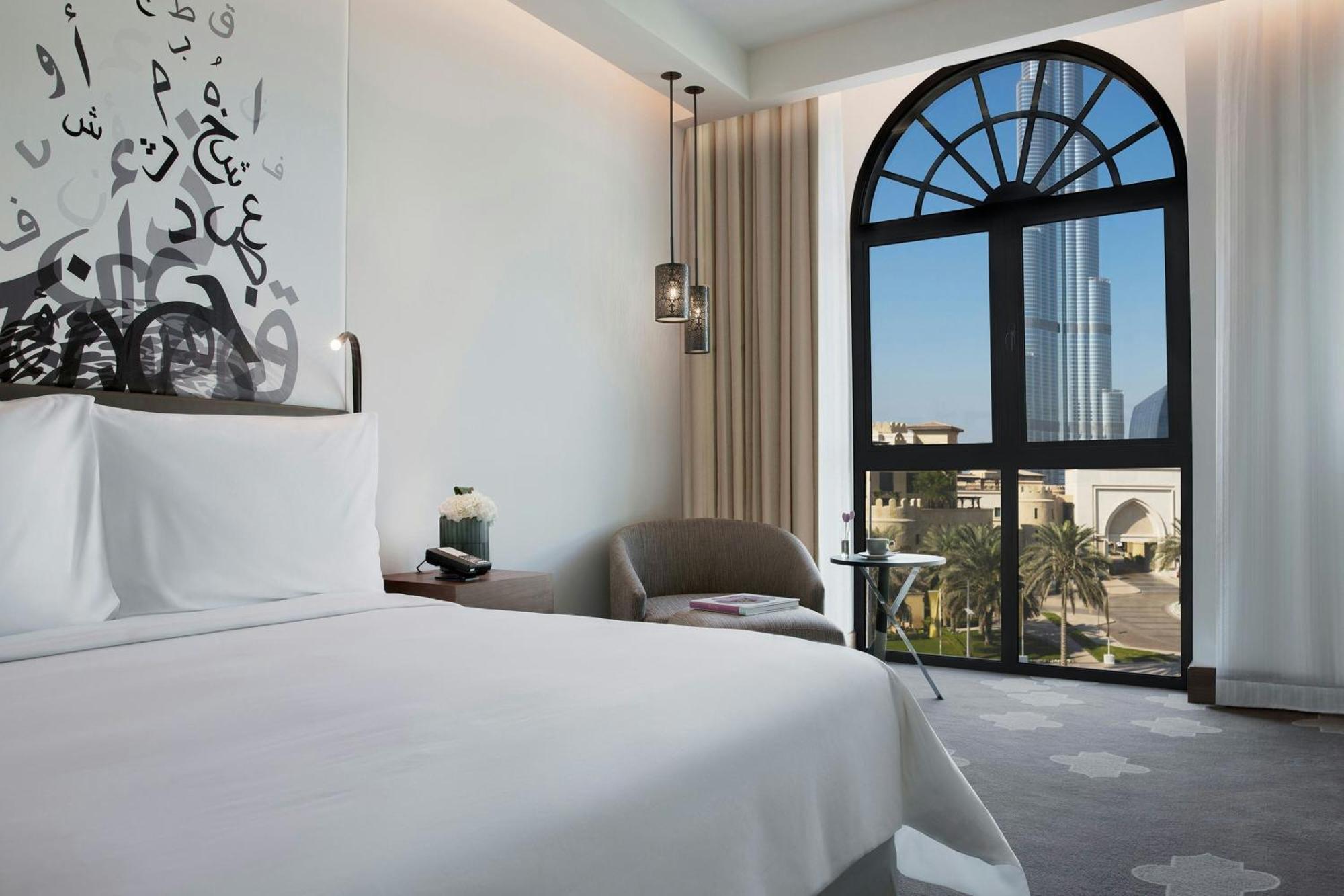 Deluxe King Room Landmark View