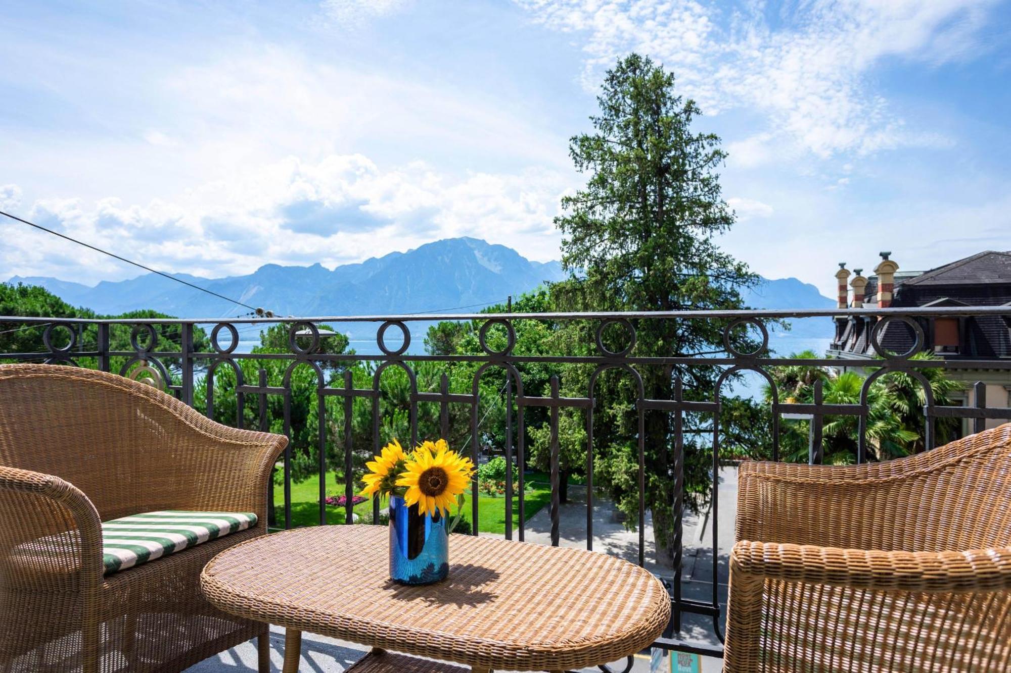 Junior Queen Suite with Lake View