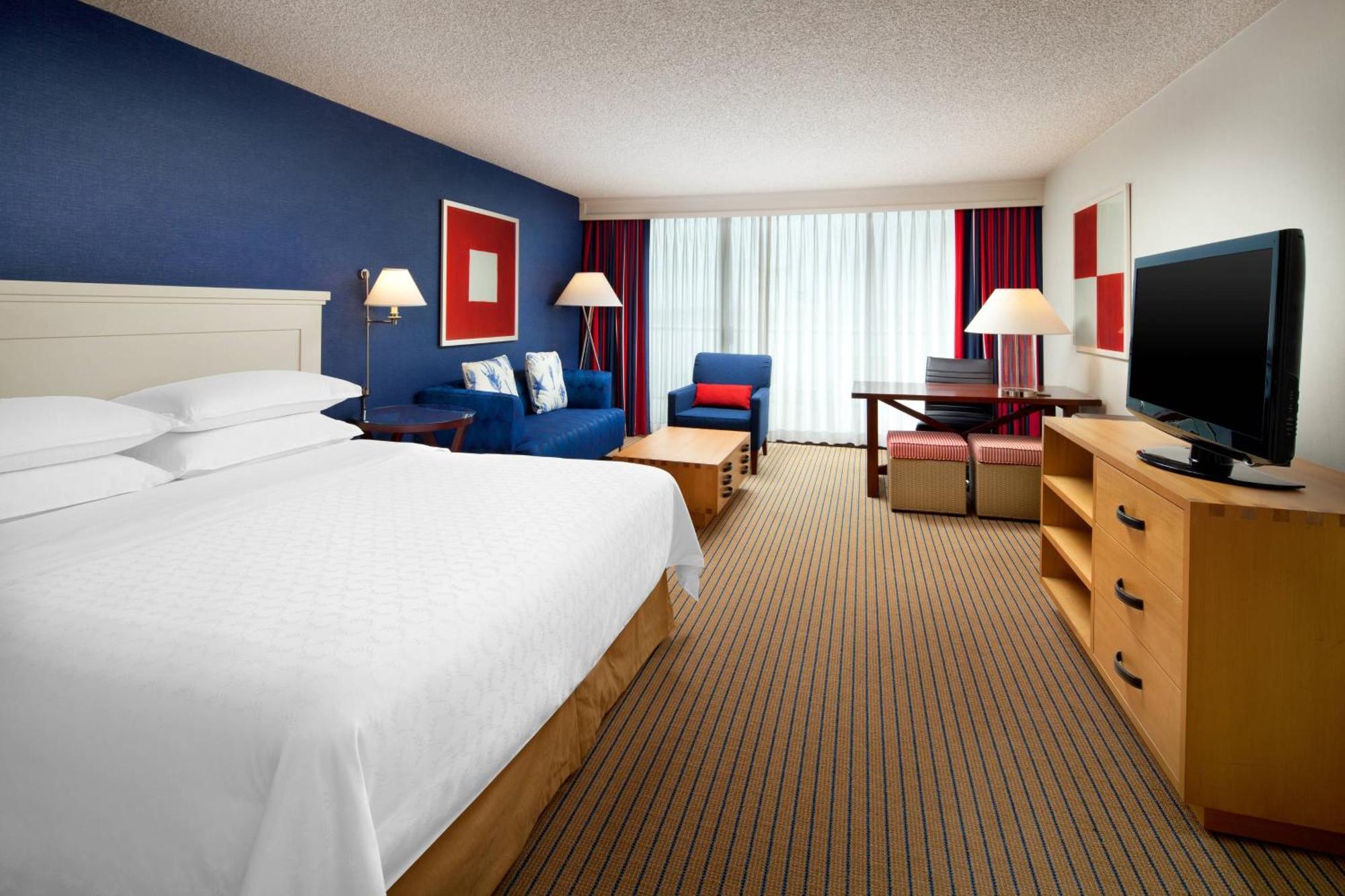 1 King Bed Bay Tower Traditional Guest Room