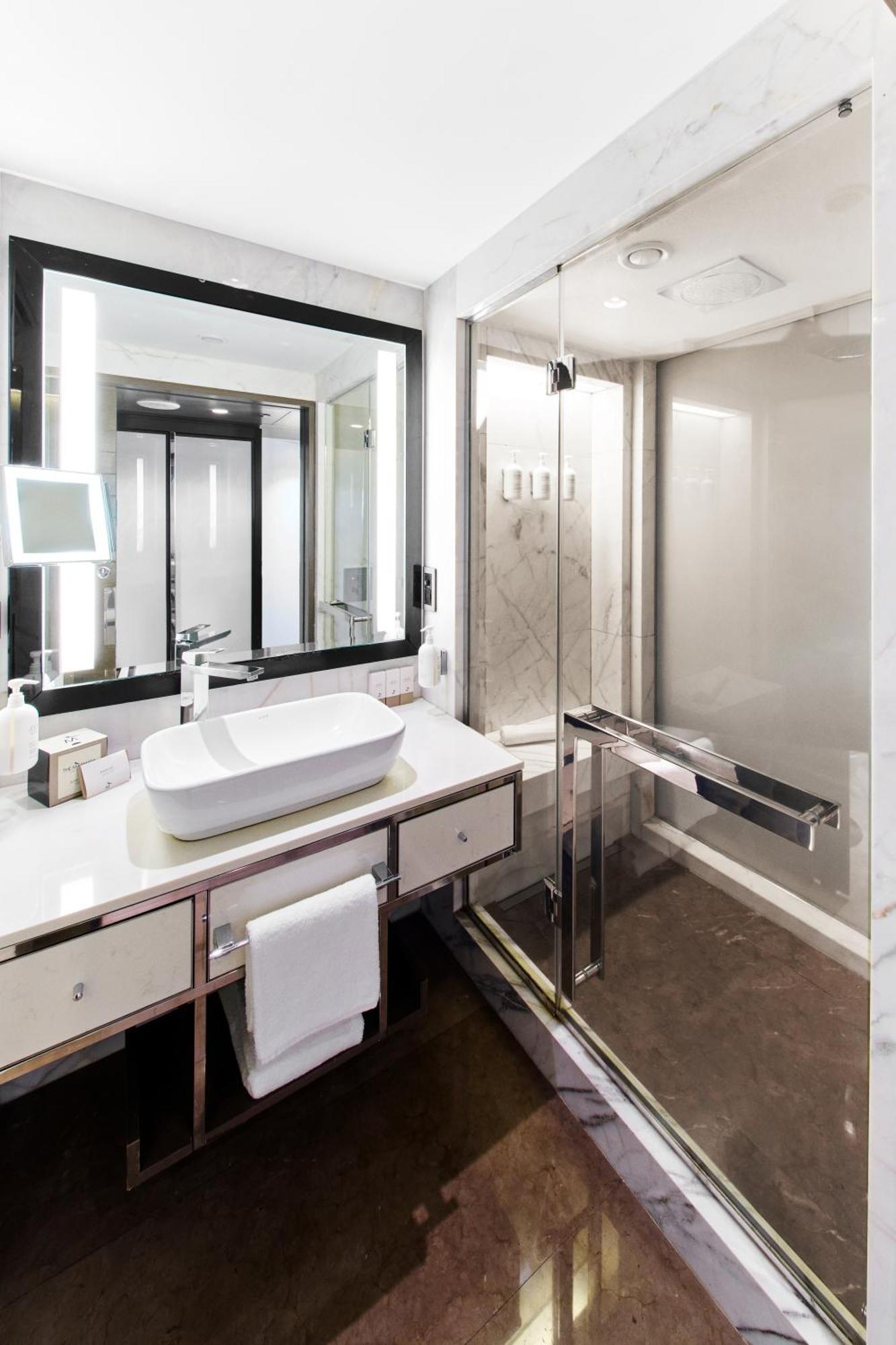 Deluxe Double or Twin Room City View