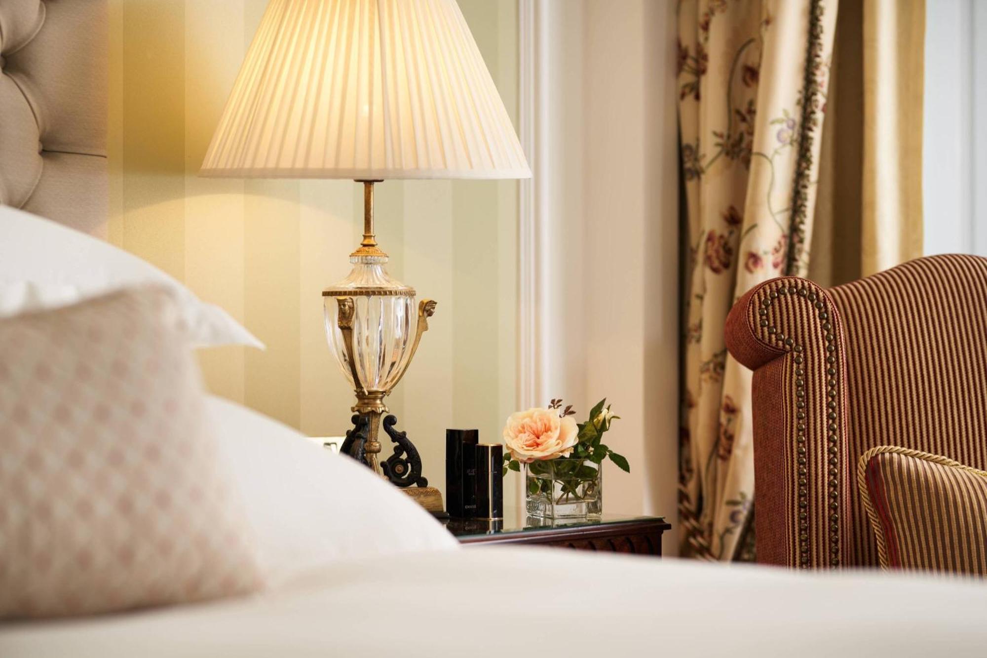 Guestroom King Bed & Mountain View