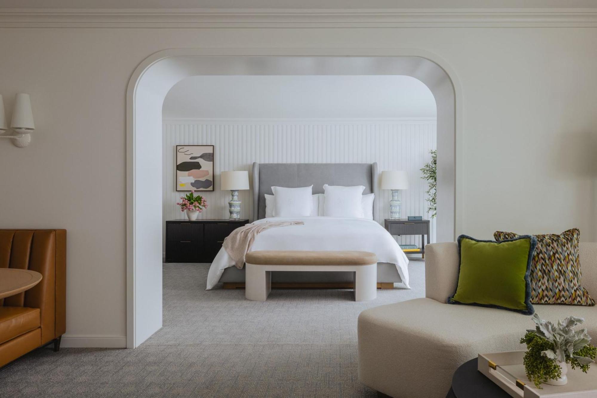 67 m² großes Zimmer mit Kingsize-Bett und Poolblick