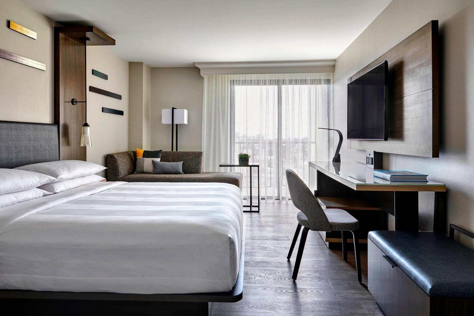 Standard 1 King Bed